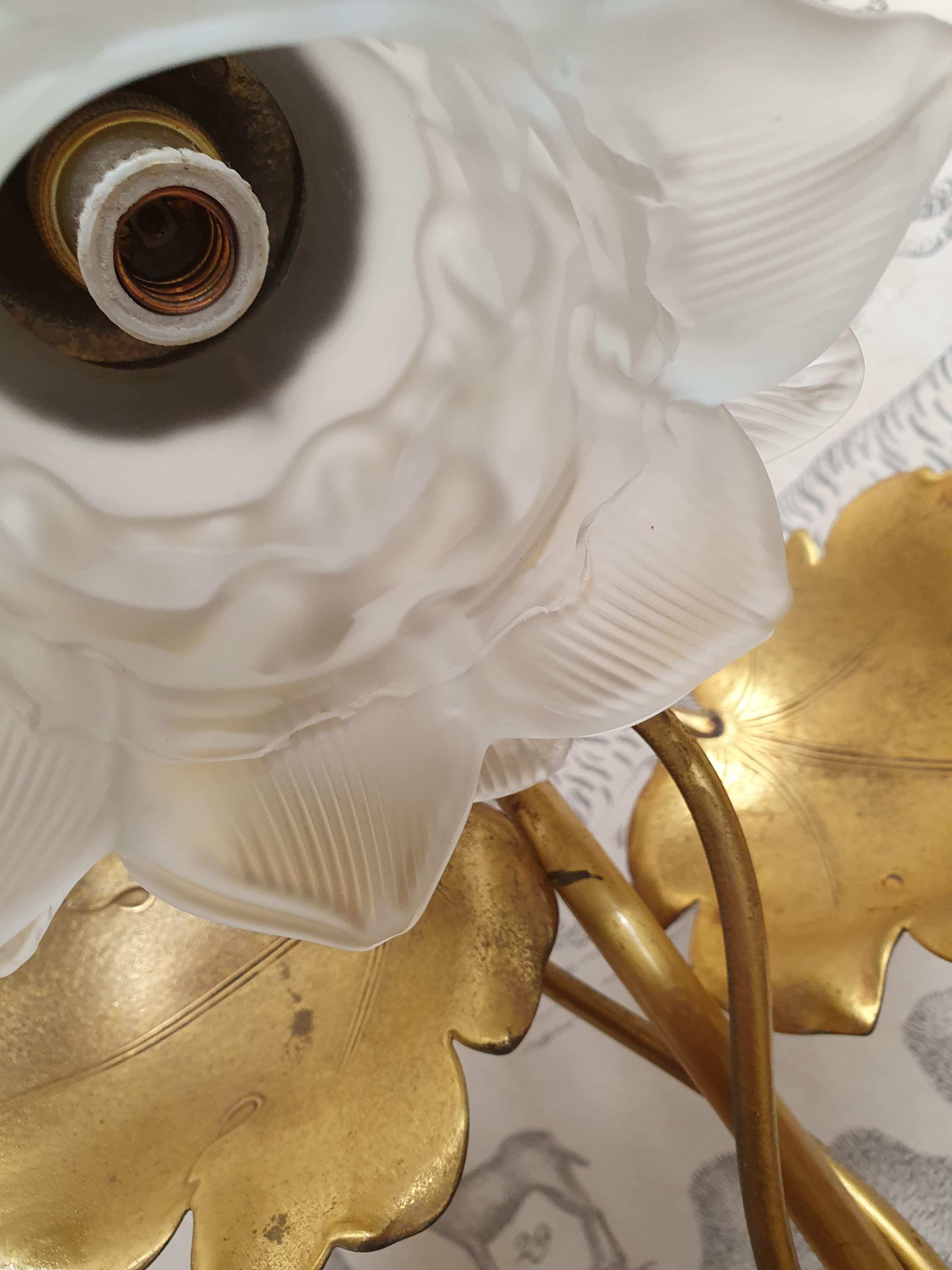 Lampe en laiton doré feuilles et fleur de nénuphar