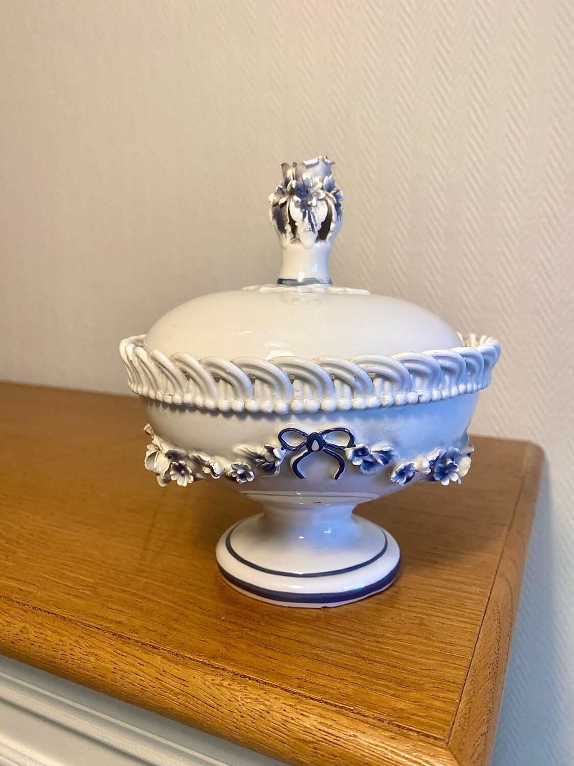 Antique porcelain sweet box from the late 19th century.