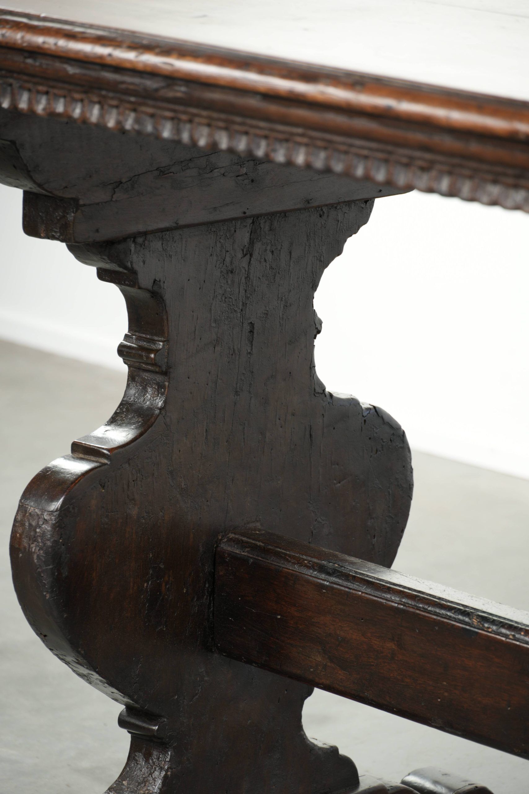 Authentic Italian dining table from the 16th century made of walnut