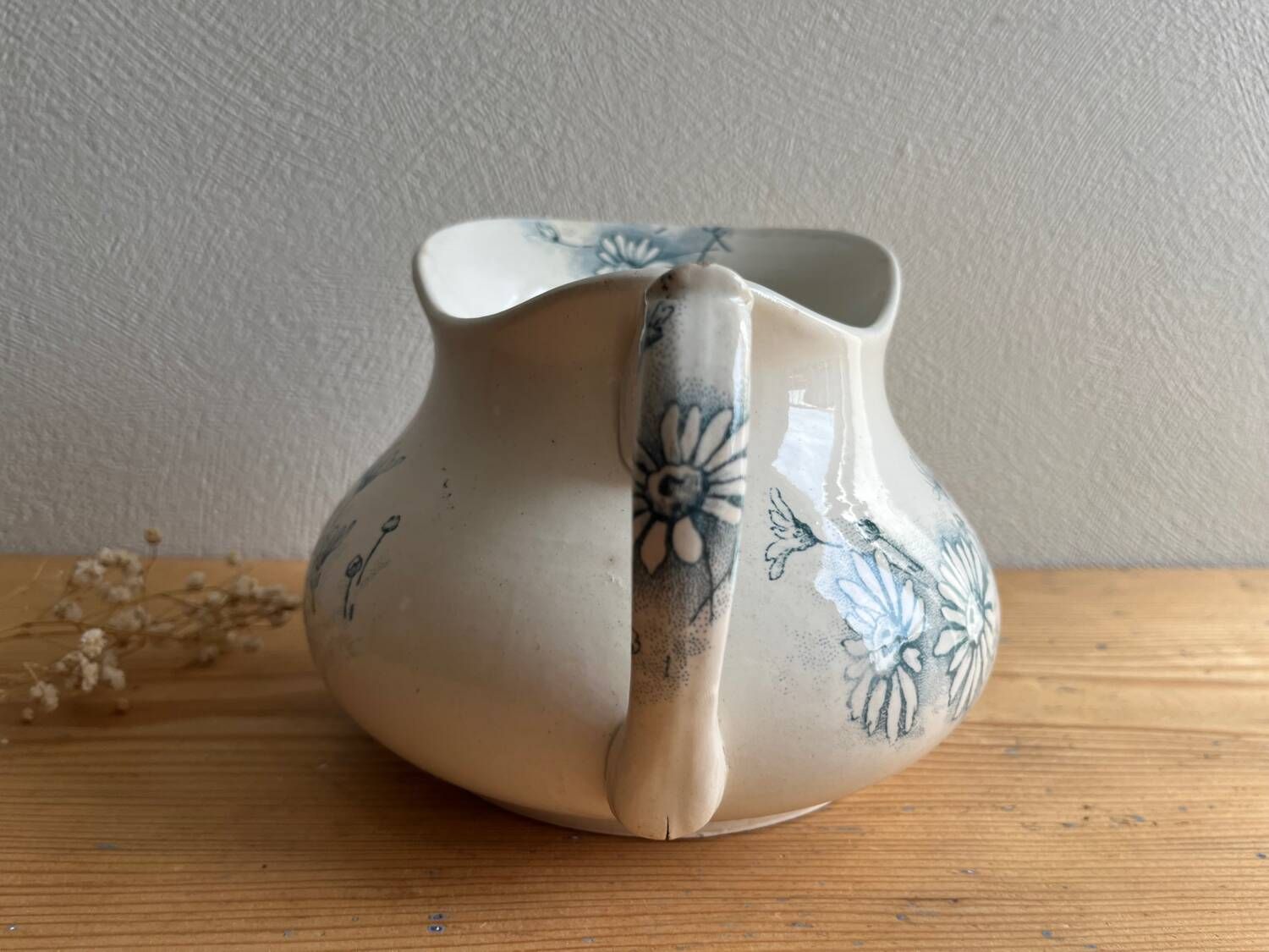 Old jug / pitcher with Daisy pattern from La Faïencerie Nouvelle in Givors.