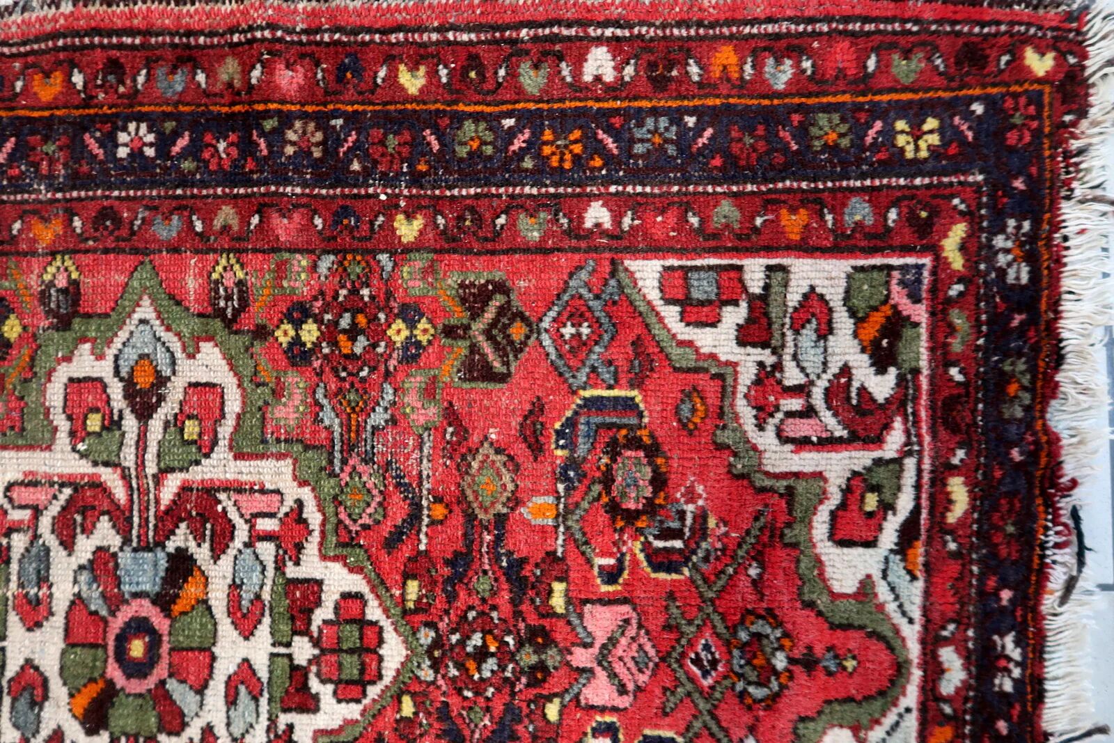 Antique 1920s Persian Hamadan rug, floral medallion, 104cm x 145cm