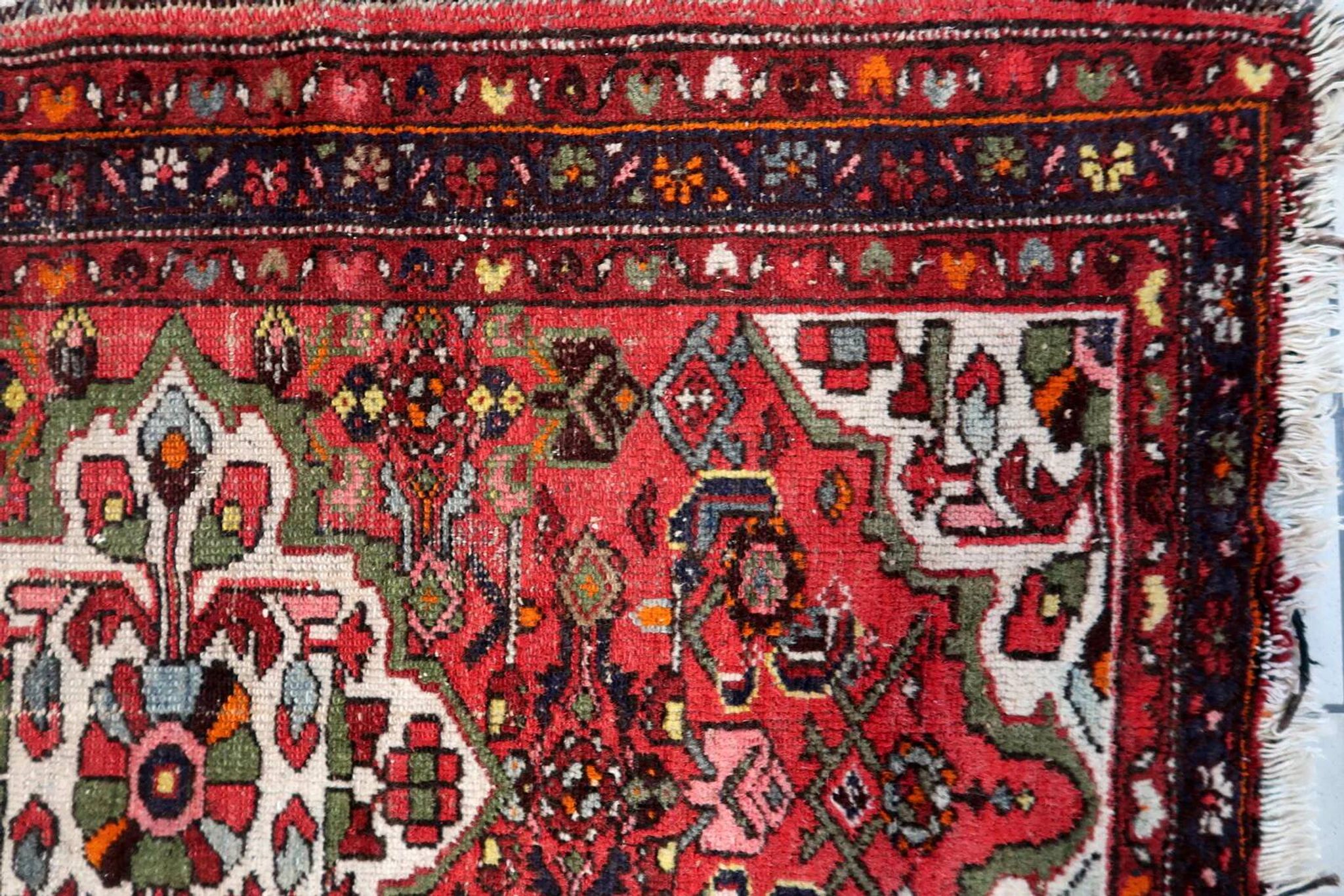 Antique 1920s Persian Hamadan rug, floral medallion, 104cm x 145cm