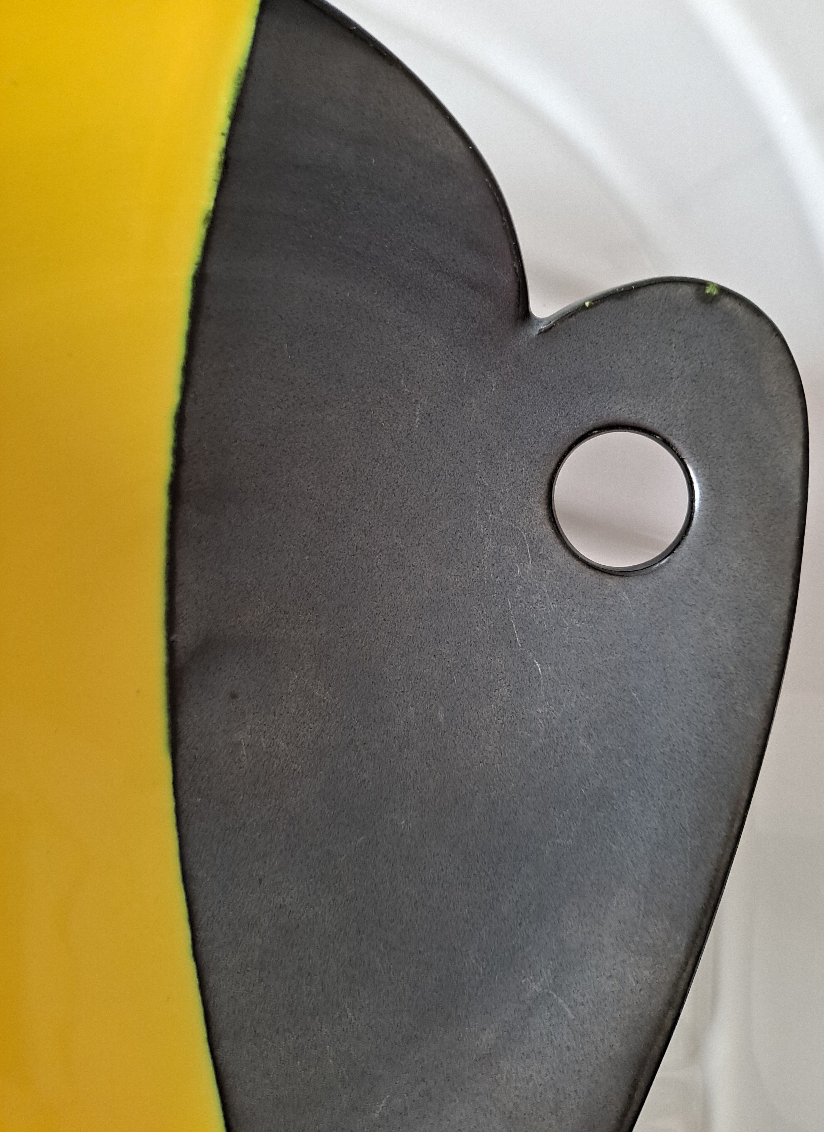 Yellow and black two-tone pocket cut Louviers