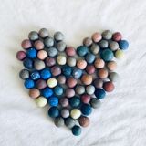 70 billes en argile et sac en toile de jute