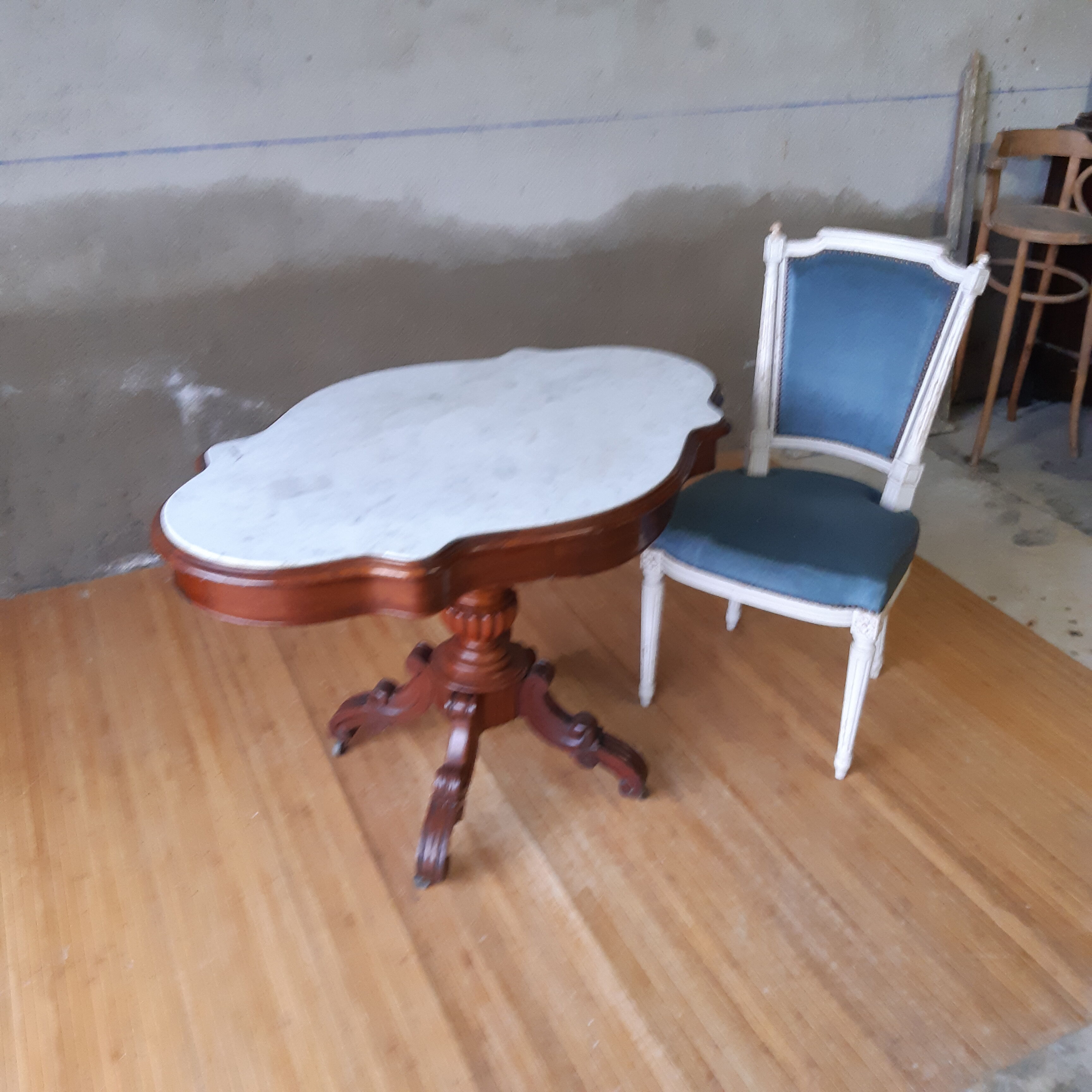 Mahogany pedestal table