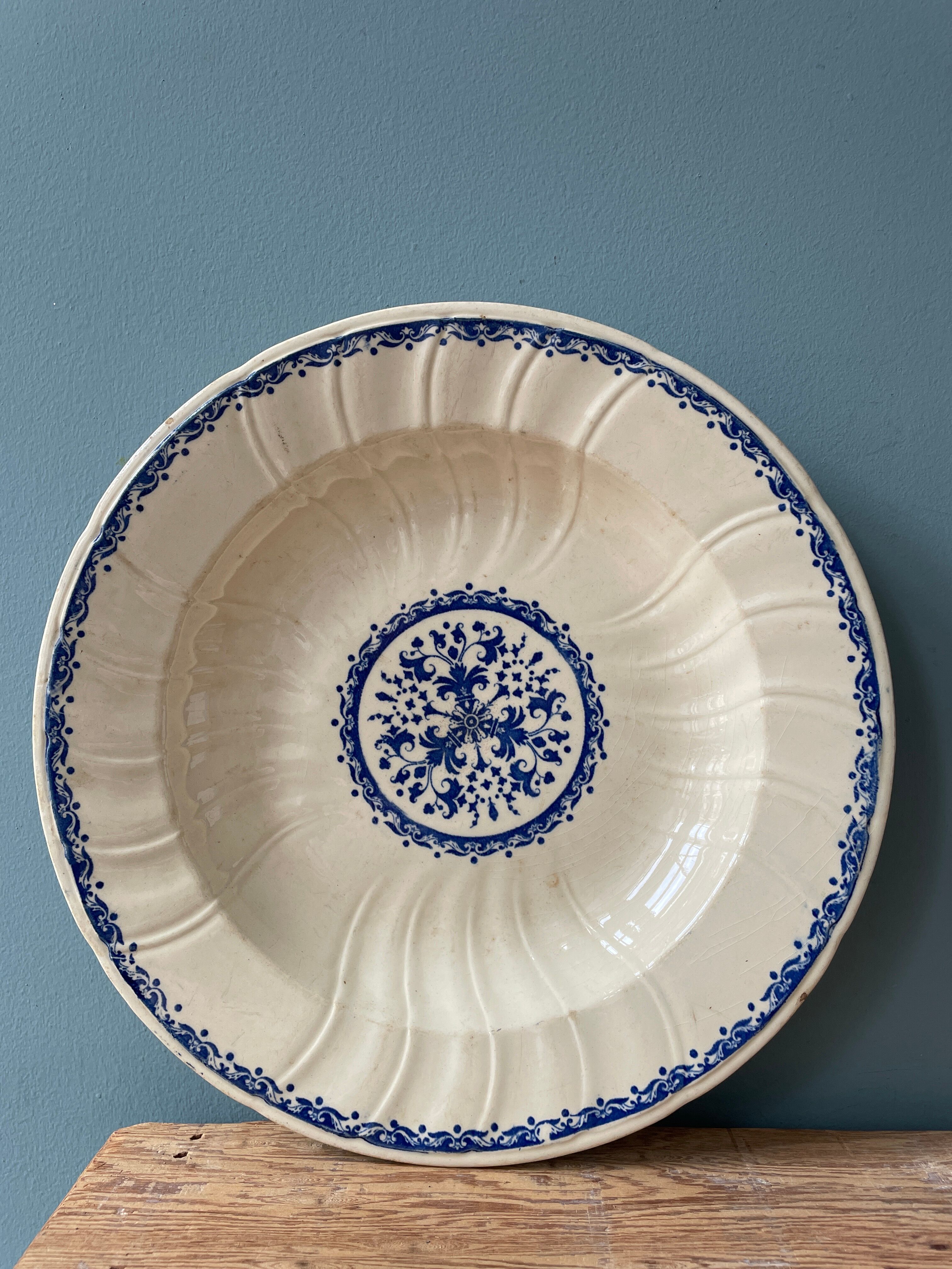 Round hollow dish nineteenth in gien earthenware