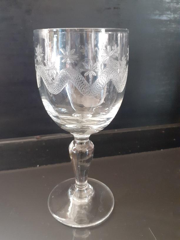 Batch of 9 engraved glasses