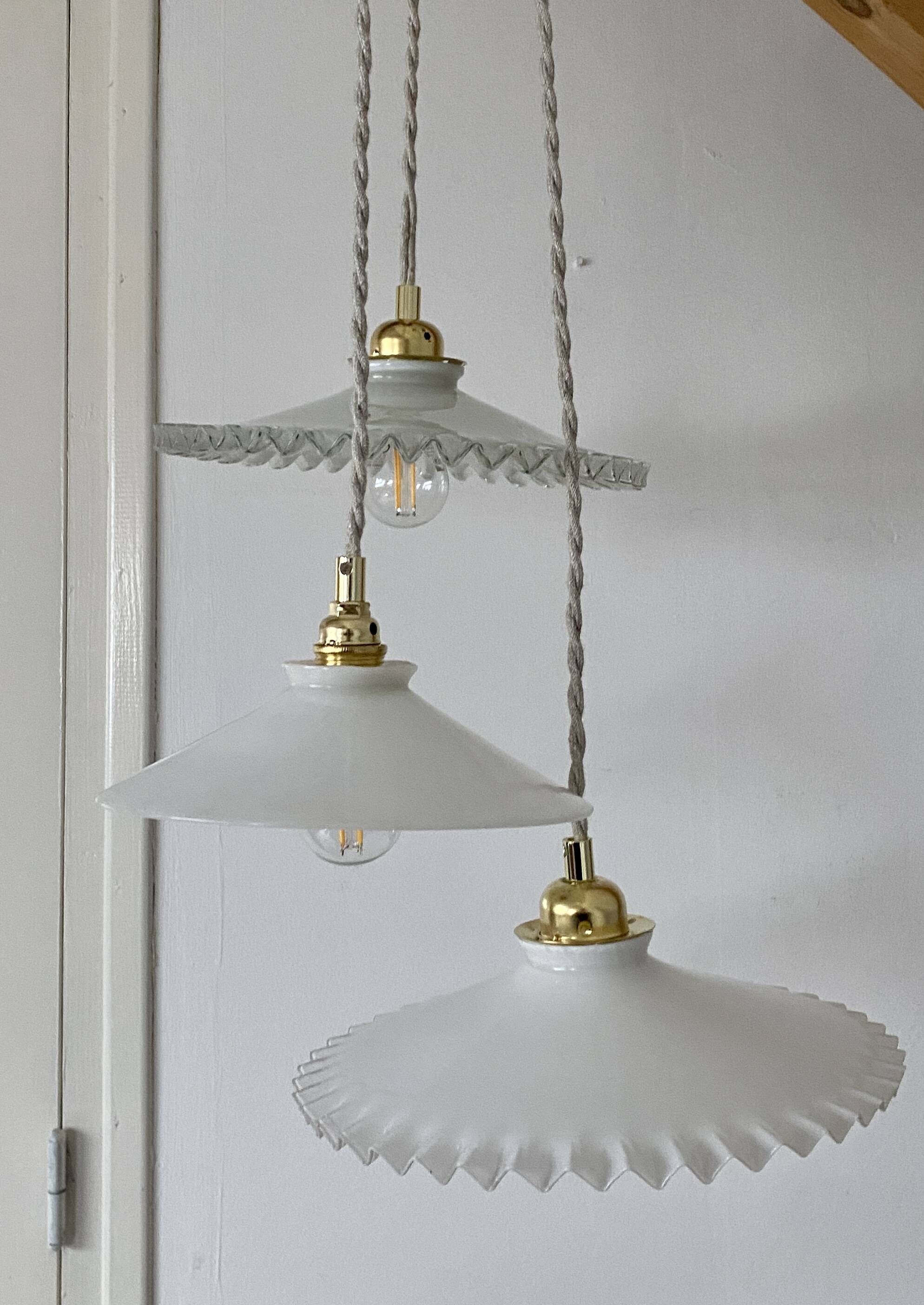 Suspension triple abat-jour vintage en opaline blanche