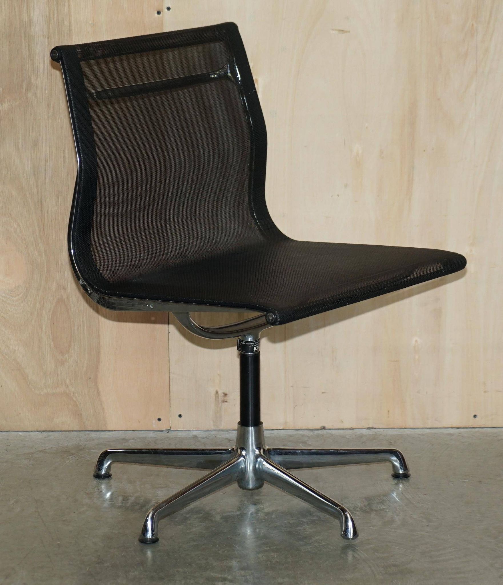Fauteuil de bureau pivotant vintage Vitra ICF Eames EA105 Hopsak