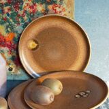 Quatre assiettes de potier en grès émaillé vintages