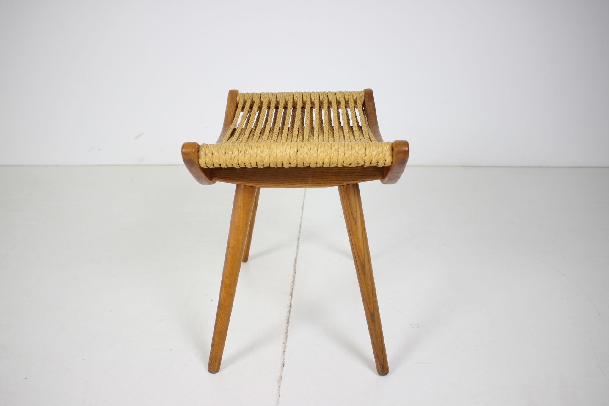 Tabouret en bois du milieu du siècle/ ULUV, Tchécoslovaquie