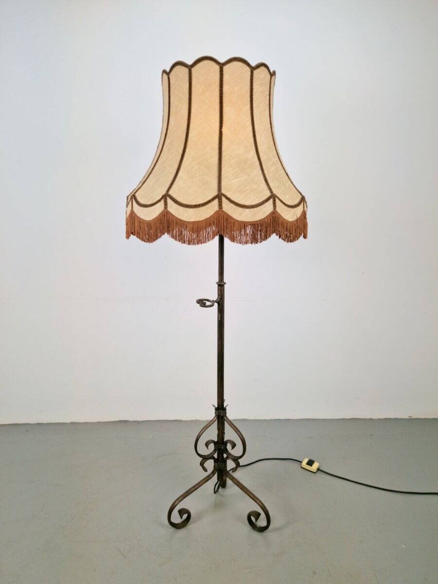 Lampe de sol en fer forgé réglable, années 1930