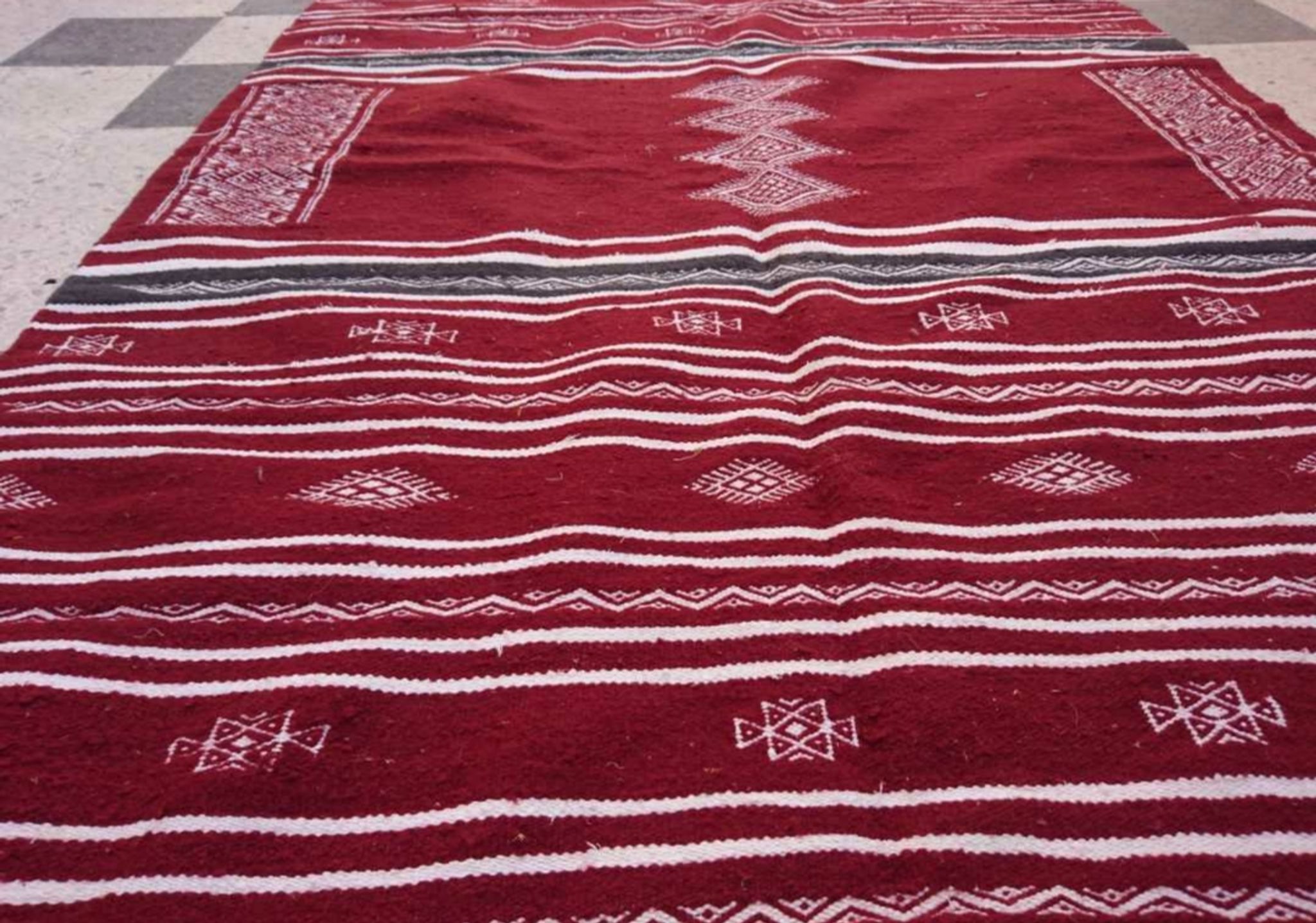 Tapis bordeaux fait à la main, 240x135cm