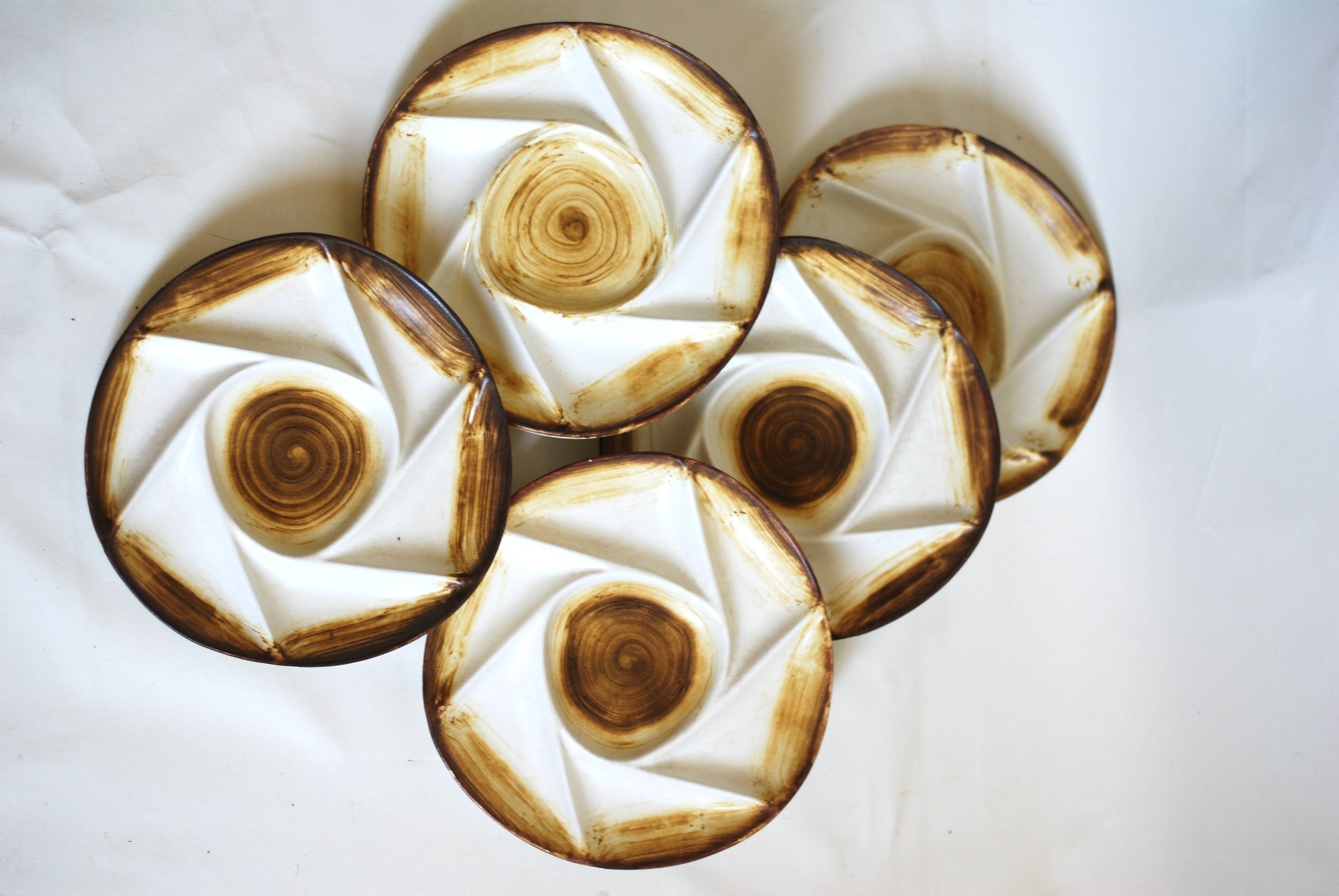 Divided plates in vintage French hand-painted stoneware "Longchamp"