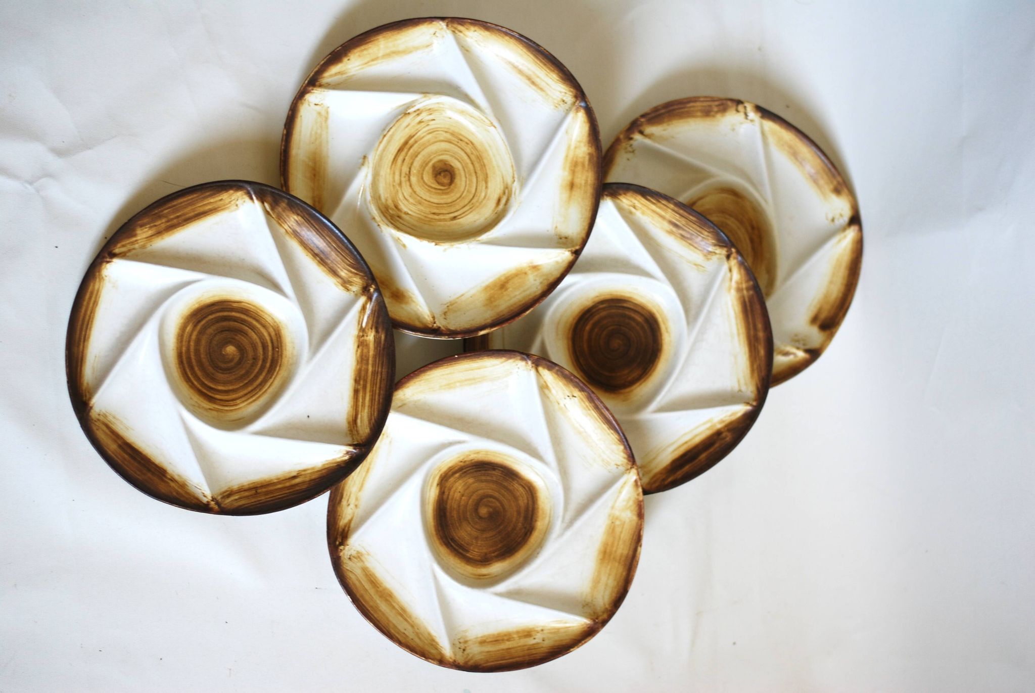 Divided plates in vintage French hand-painted stoneware "Longchamp"