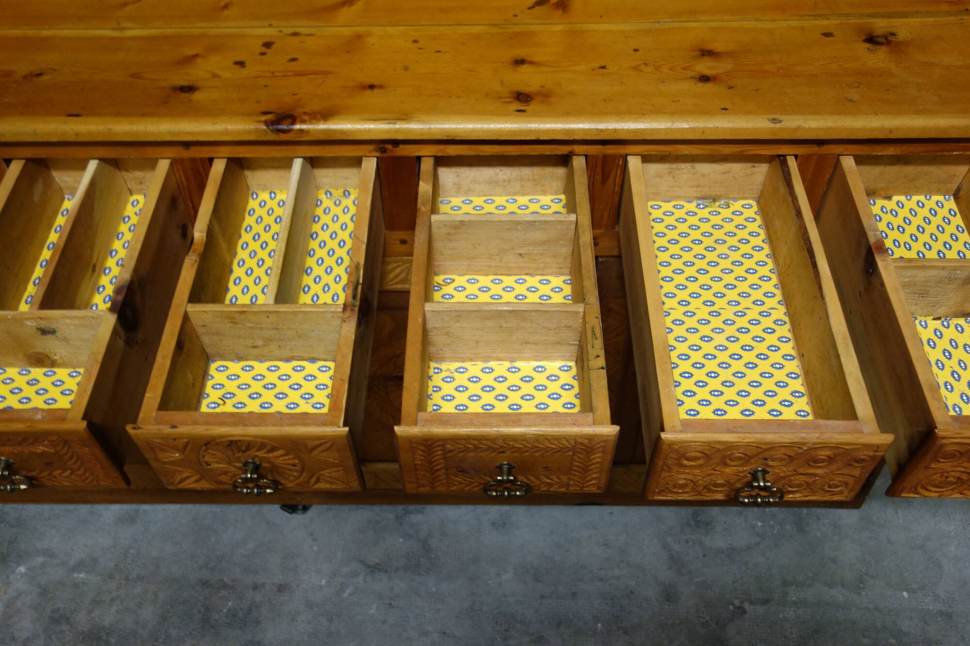 Large Queyras pine dresser, Hautes Alpes