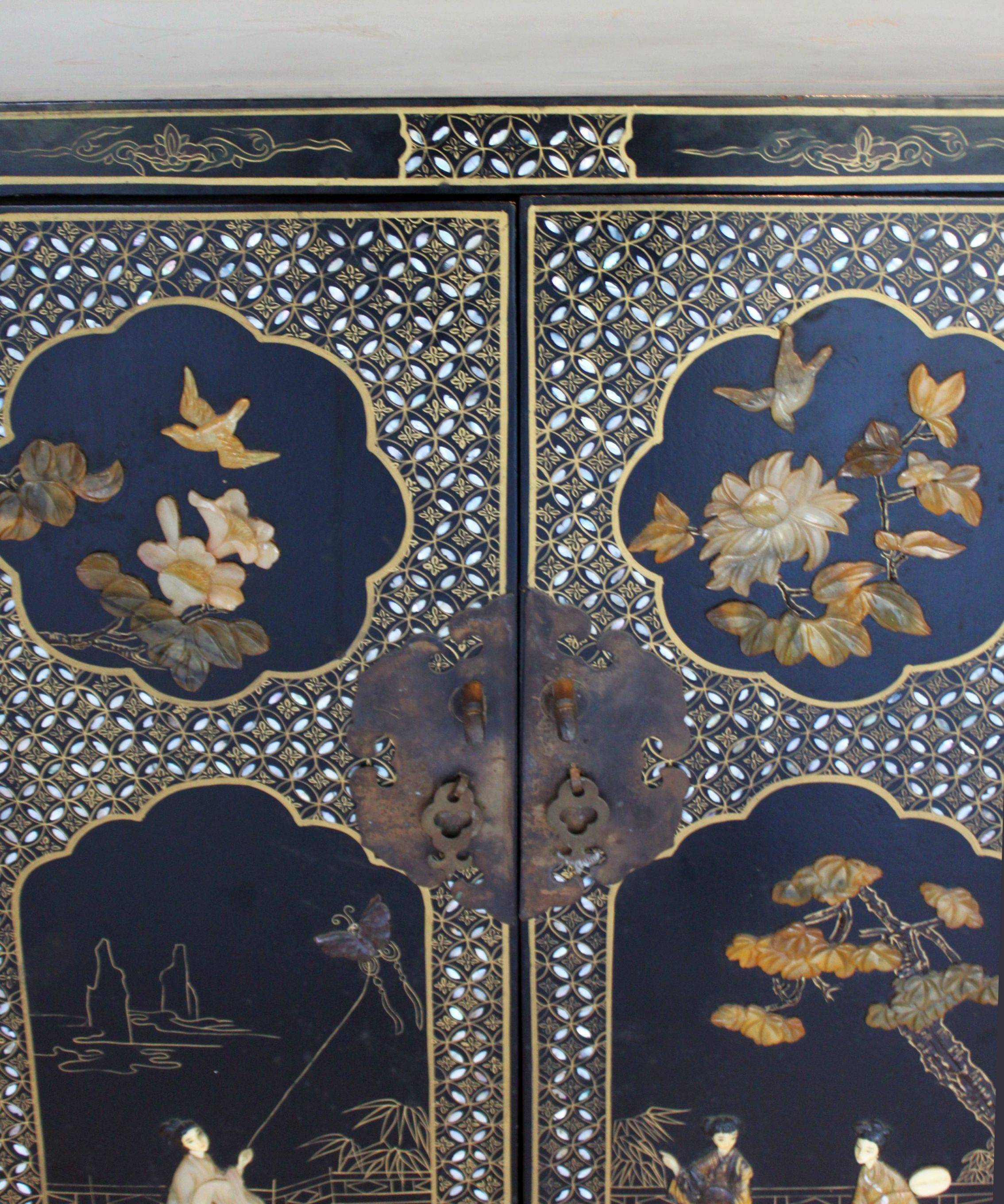 Commode chinoise en bois et nacre, milieu XXème