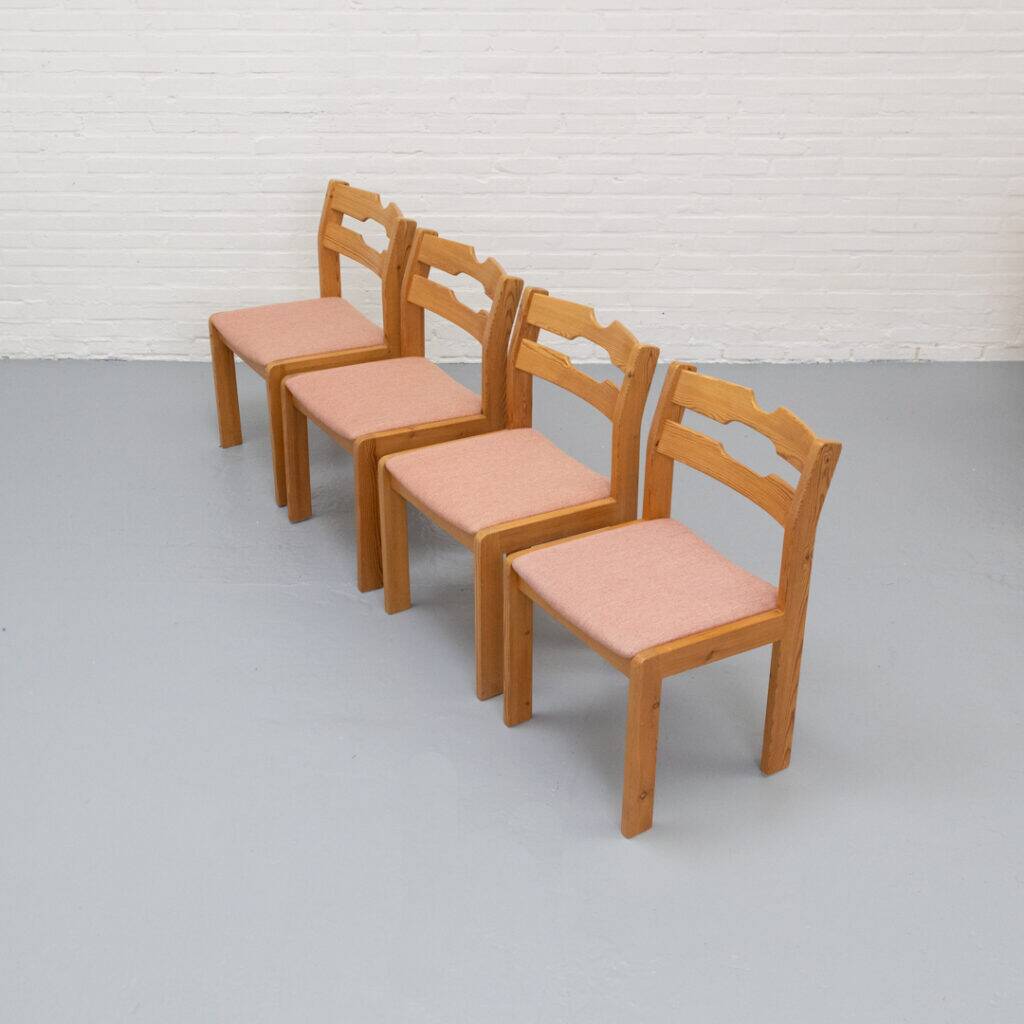 Ensemble de 8 chaises de salle à manger en acier de Korup des années 1960.