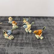 11 oiseaux miniatures en céramique émaillée polychrome