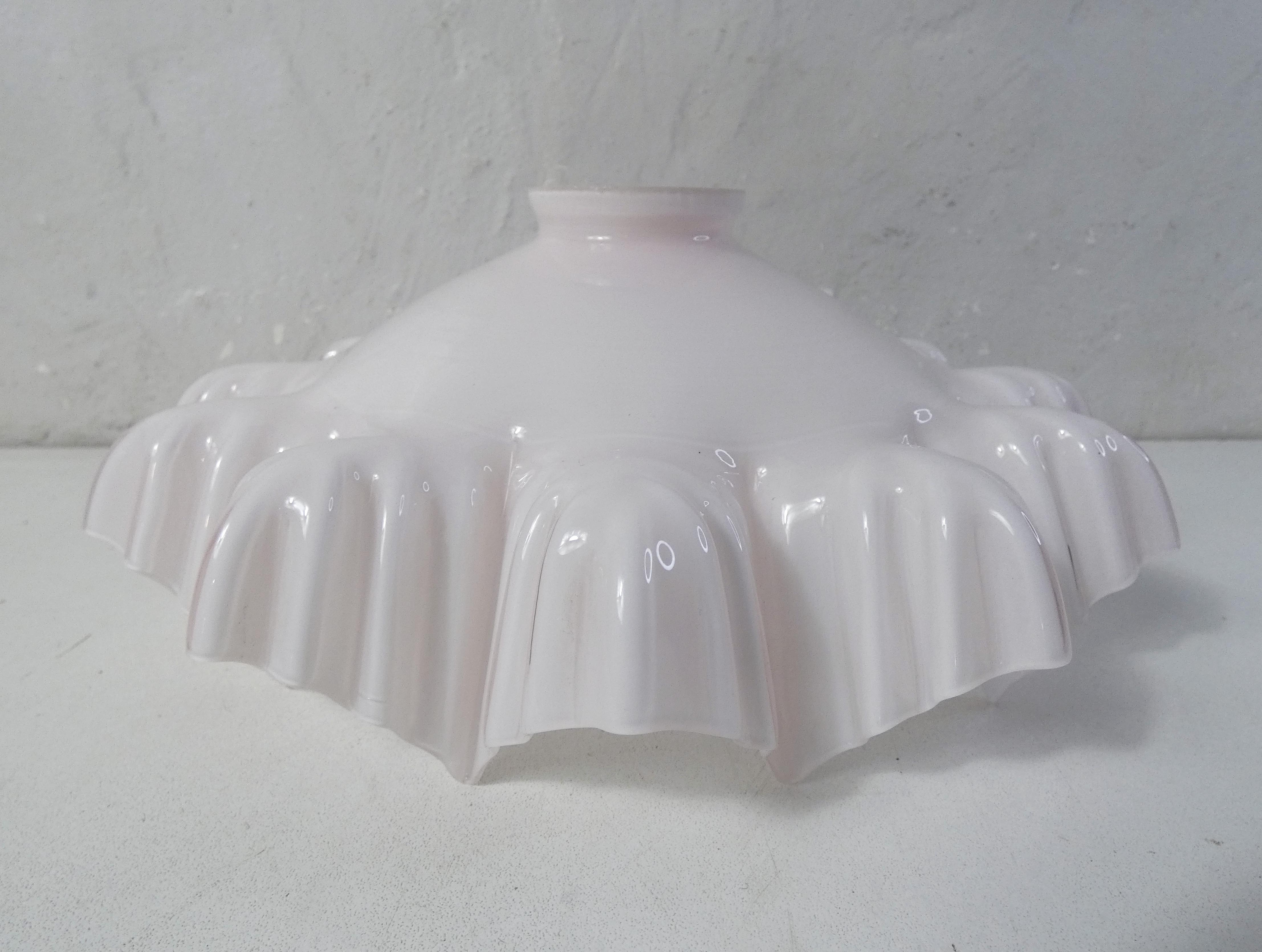 Abat jour en opaline rose poudré art déco