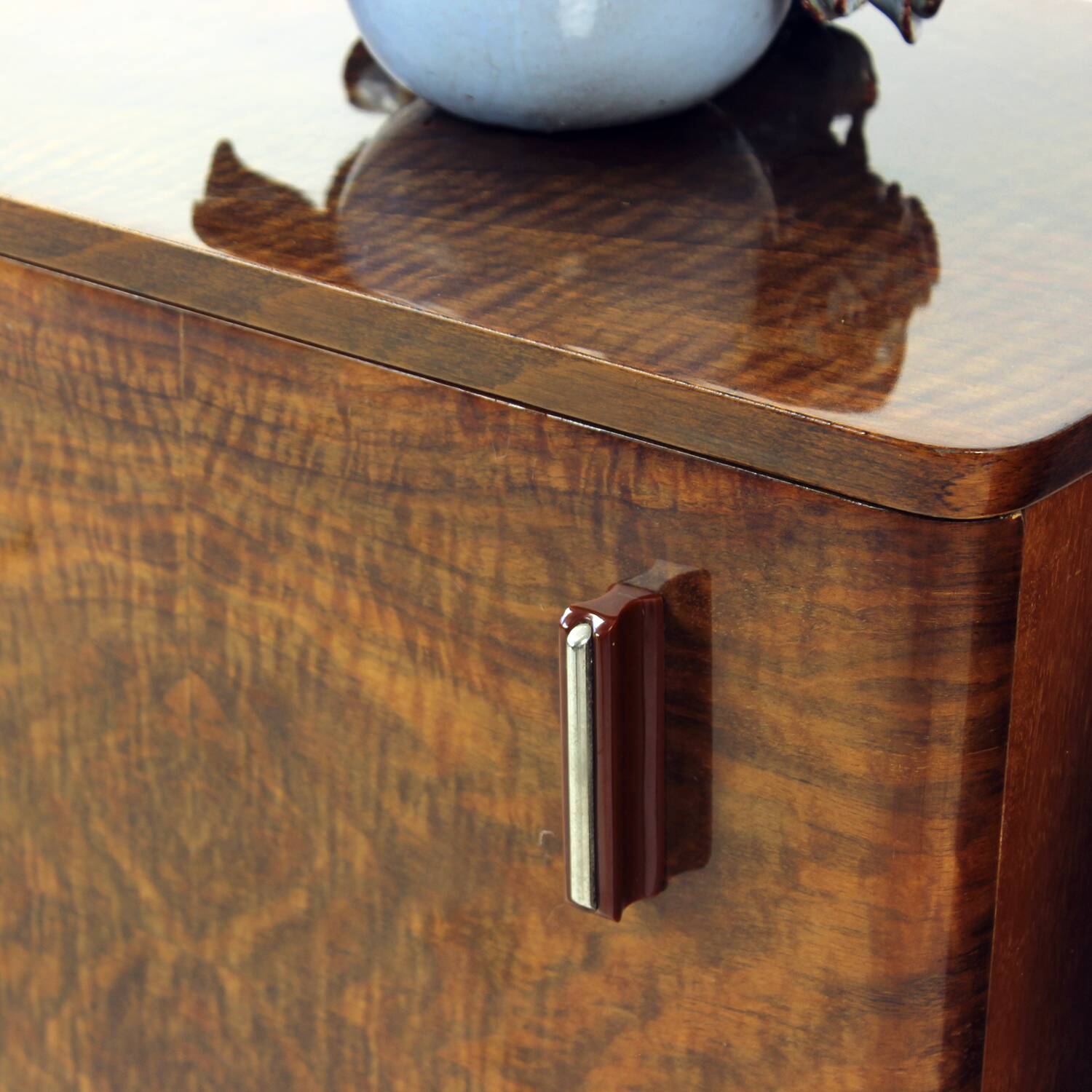 Tables de chevet cubiques du milieu du siècle en noyer, Tchécoslovaquie, années 1960, lot de 2