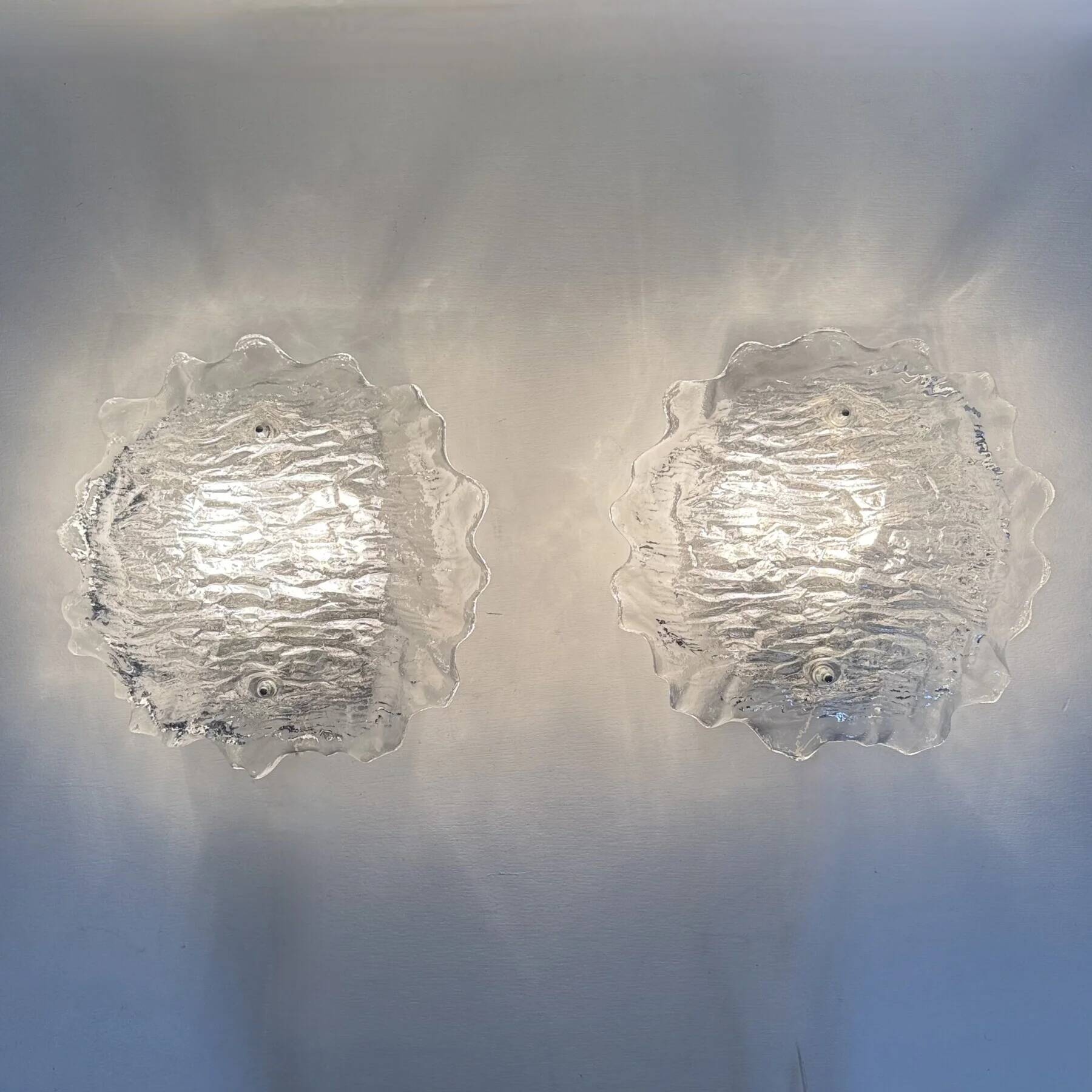 Ensemble de 2 grands appliques en verre à glace des années 1970.
