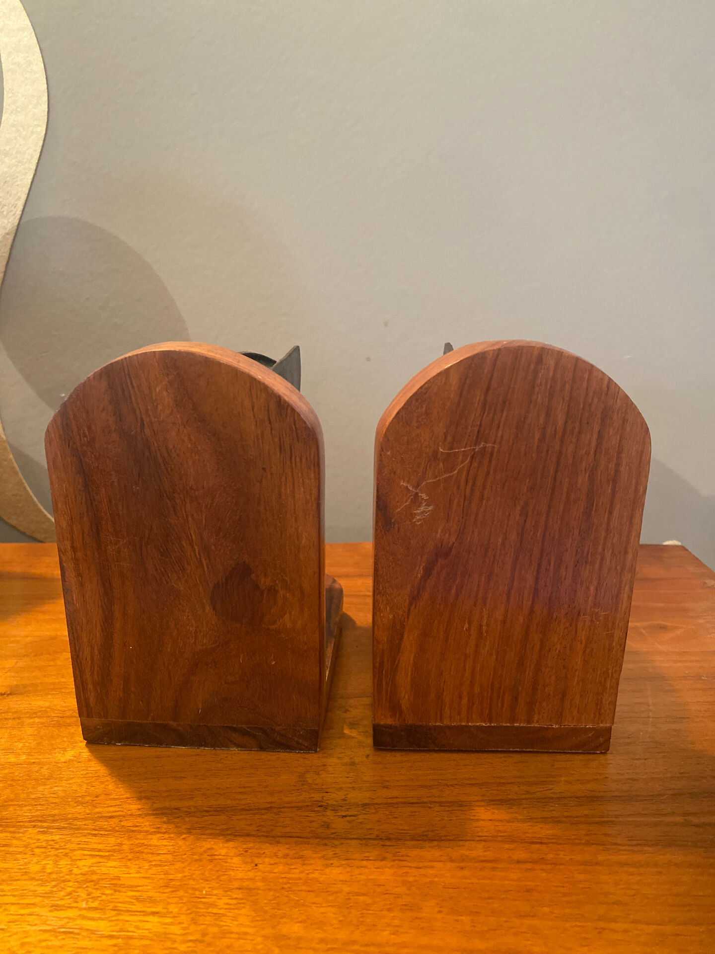 Paire de serres livres masques en bronze