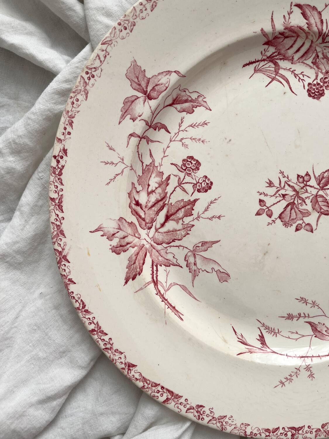 Round ironstone dish “Mûre” Badonviller