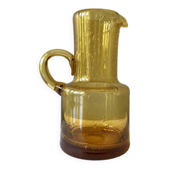 Pichet ou verseuse vintage formant vase en verre ambré et bullé dans le goût de la verrerie de Biot