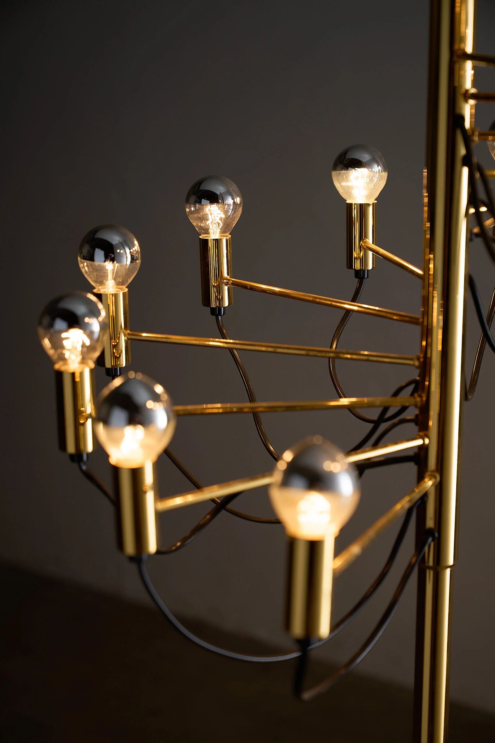 Large sculptural floor lamp executed in the style of Gino Sarfatti