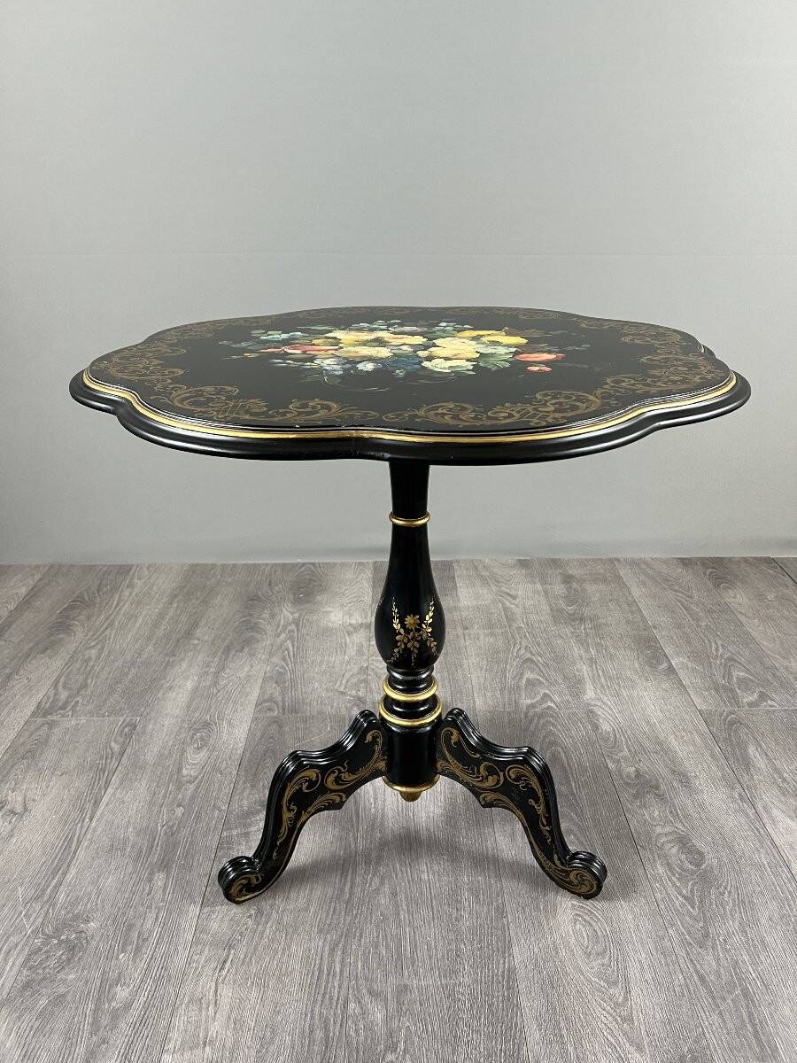 Napoleon III lacquered gueridon table with floral decoration, 19th century.