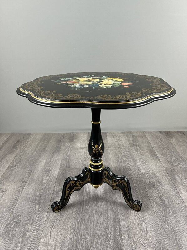 Table, guéridon Napoléon III laqué à décor floral, XIXe siècle