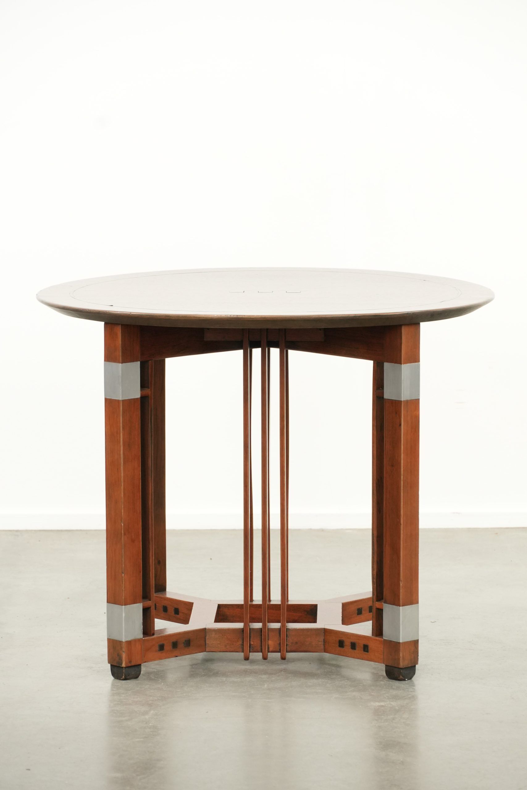 Table d'appoint/centre de design Art Déco, ronde et en bon état.