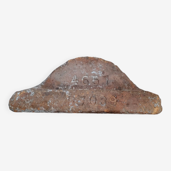 Decoration of the upper part of a very old terracotta road marker - 4657 - B7039