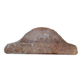 Decoration of the upper part of a very old terracotta road marker - 4657 - B7039