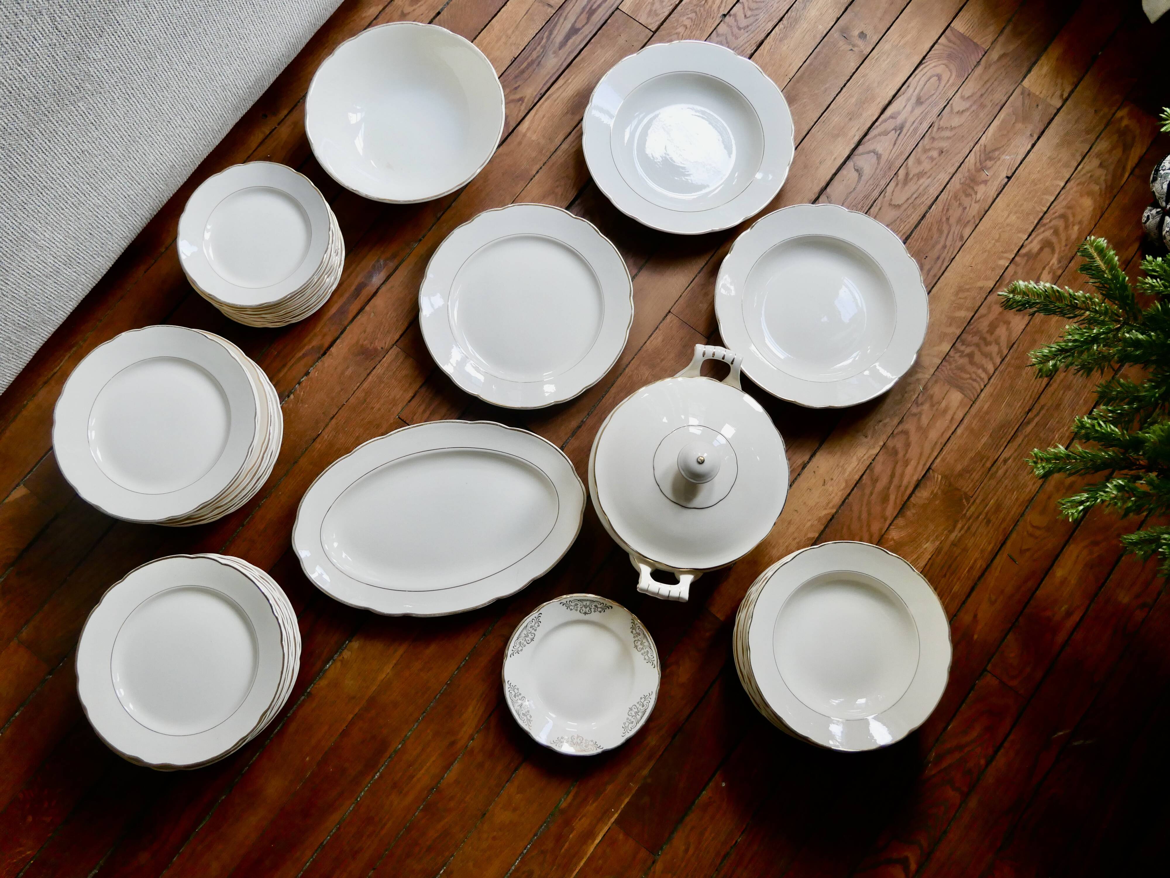 Villeroy and Boch ivory and gold edging service 52 pcs