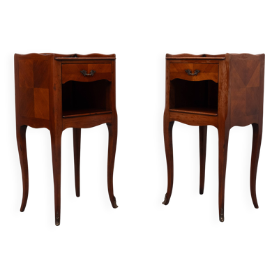 Paire élégante de tables de nuit antiques, en palissandre et noyer, France, années 1950.