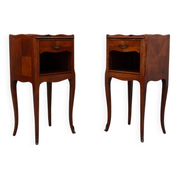 Paire élégante de tables de nuit antiques, en palissandre et noyer, France, années 1950.