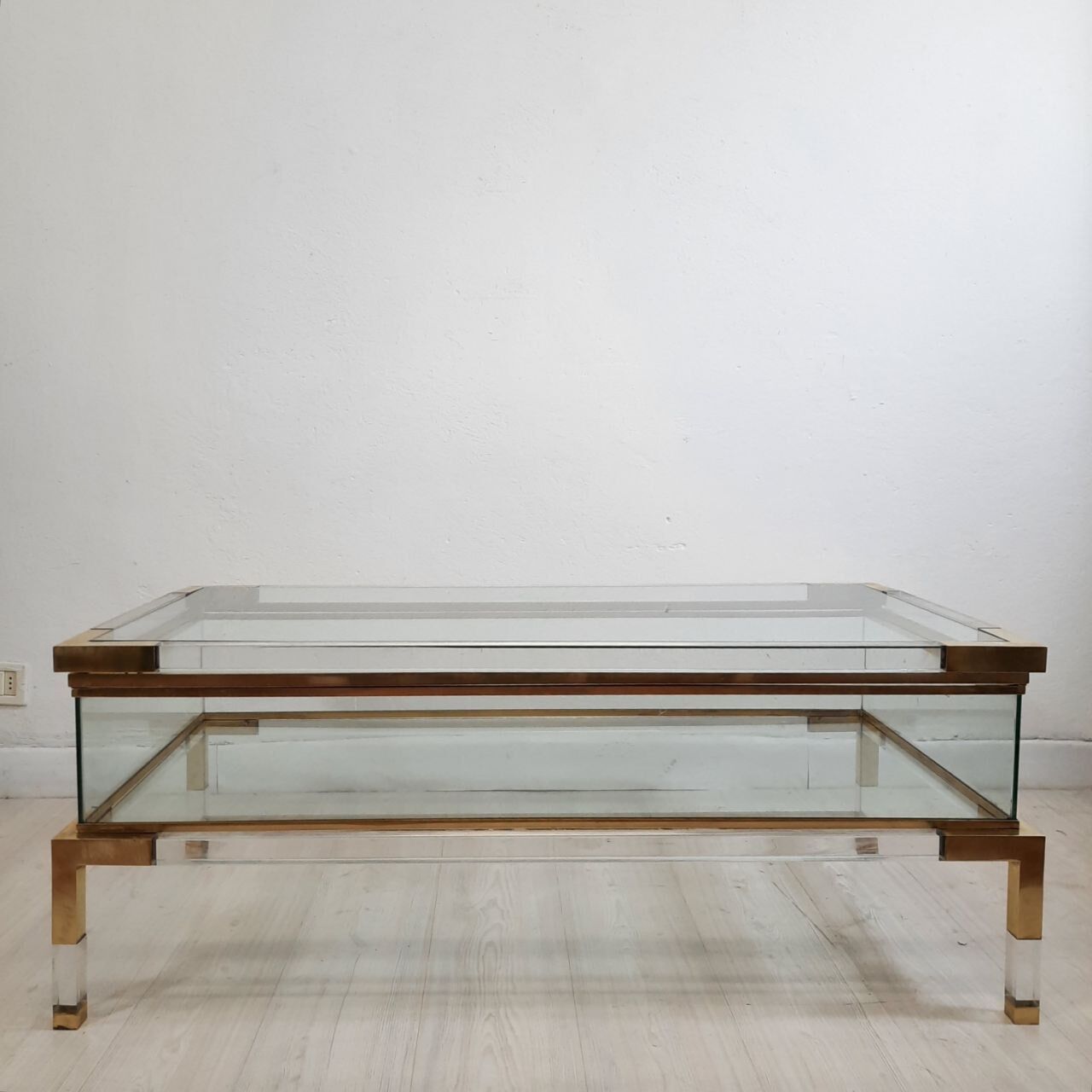 Coffee table with sliding shelf in lucite, brass and glass, Hollywood Regency