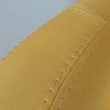Deux fauteuils club en cuir jaune