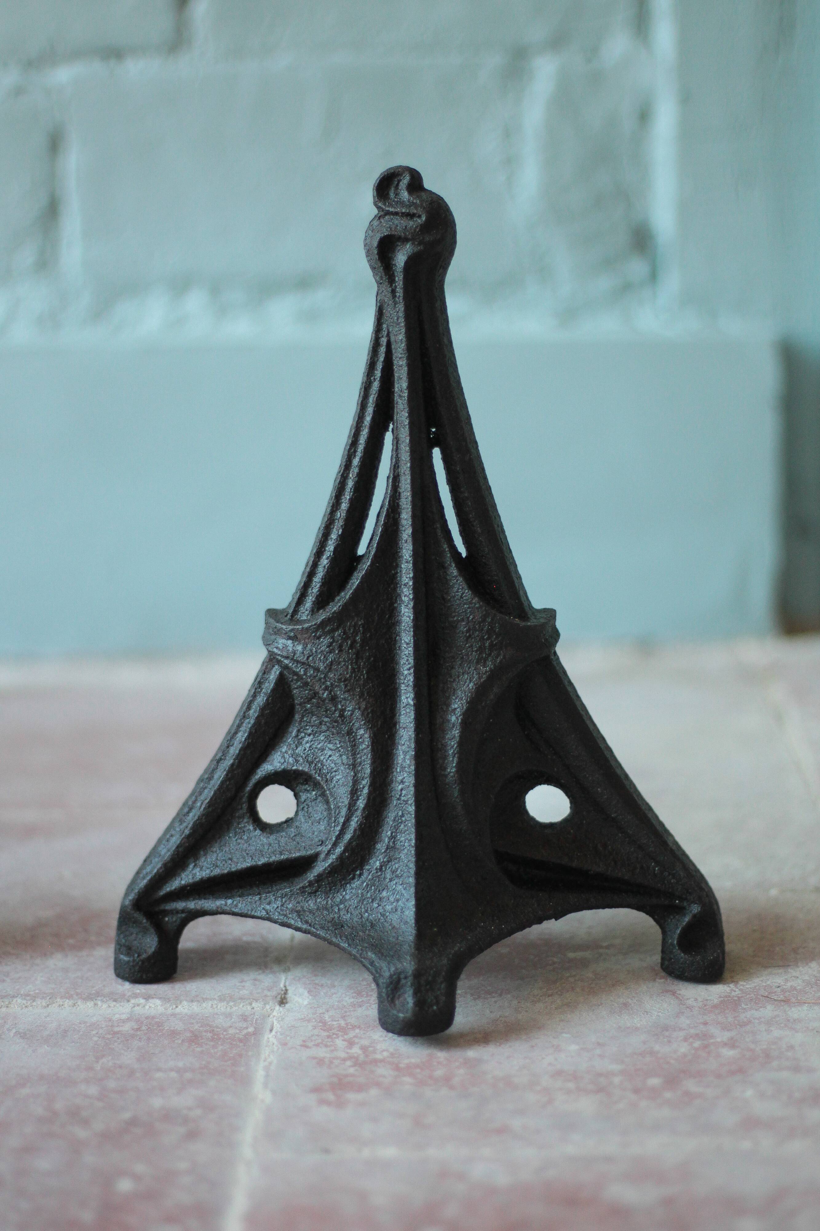 Art Nouveau pair of andirons in cast iron in the style of Hector Guimard, decor.