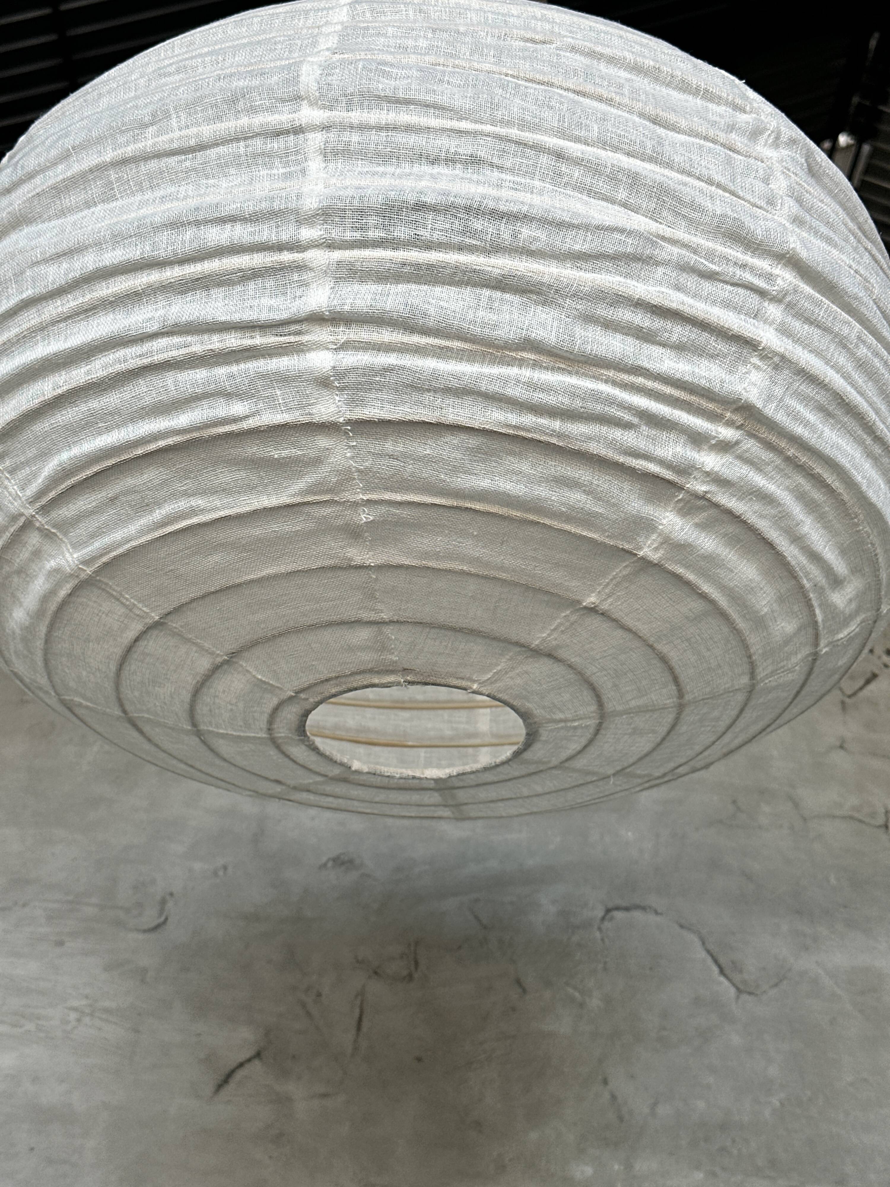 Moyenne suspension en rotin et lin naturel japonisante ronde aplatie (Labu) H35 D60