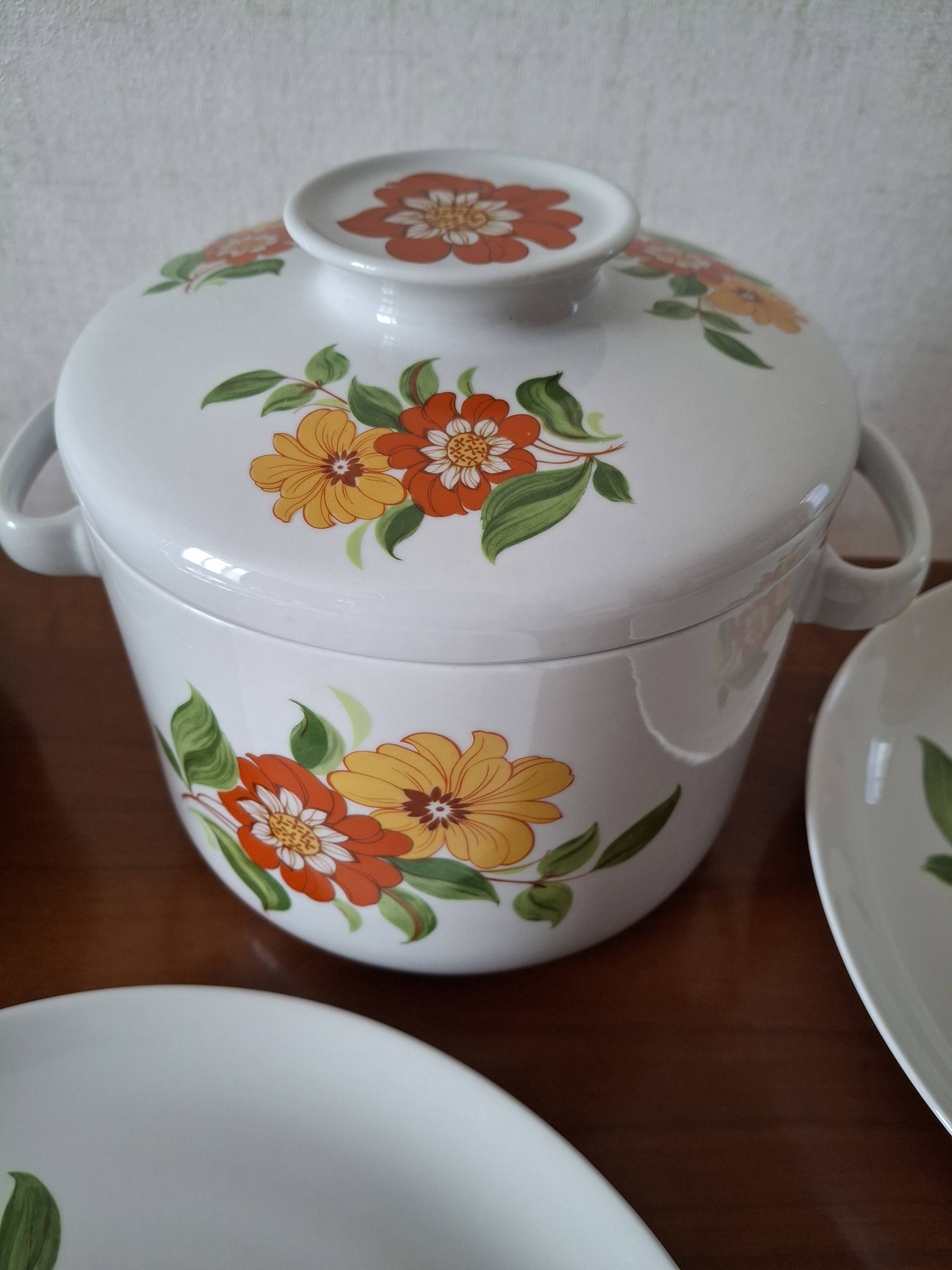 Vintage table service in Italian porcelain "Royal" with floral decoration.