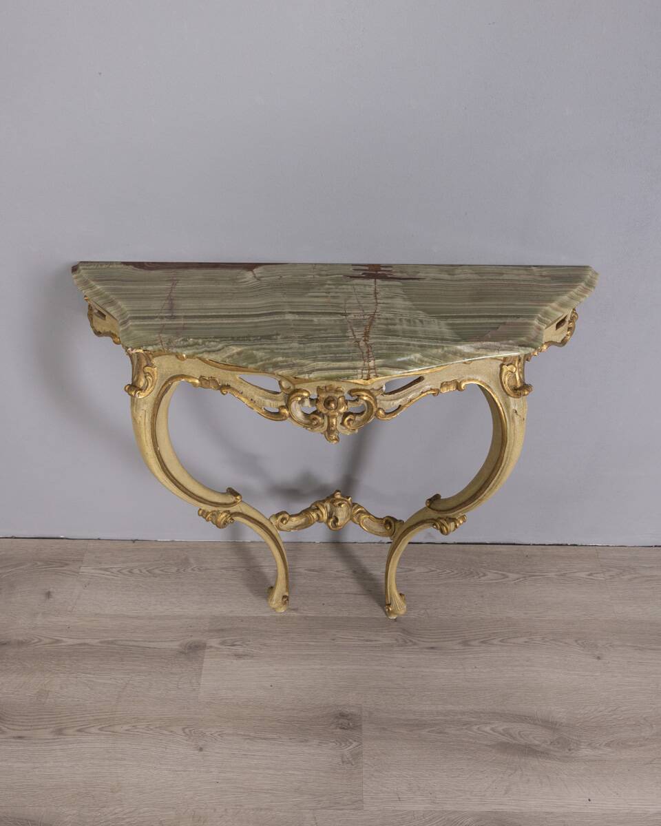 EARLY 20TH CENTURY BAROQUE-STYLE GOLDEN WOOD AND ONYX WALL CONSOLE TABLE