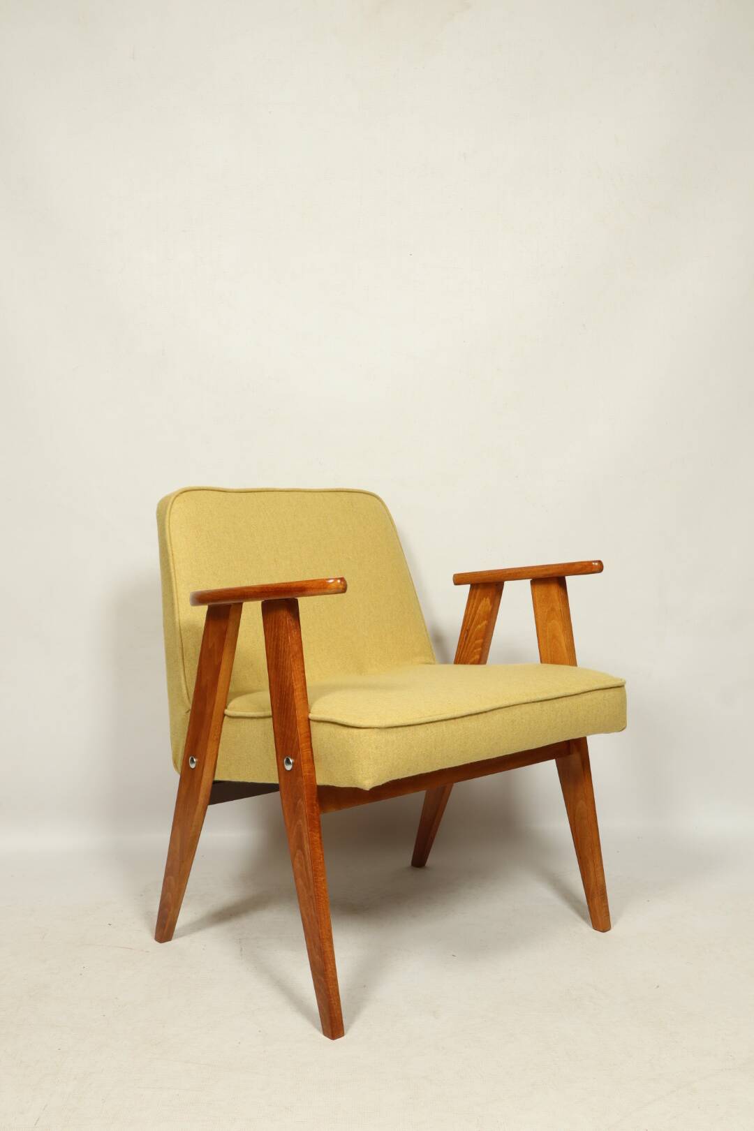 Fauteuil en laine jaune au design scandinave après rénovation