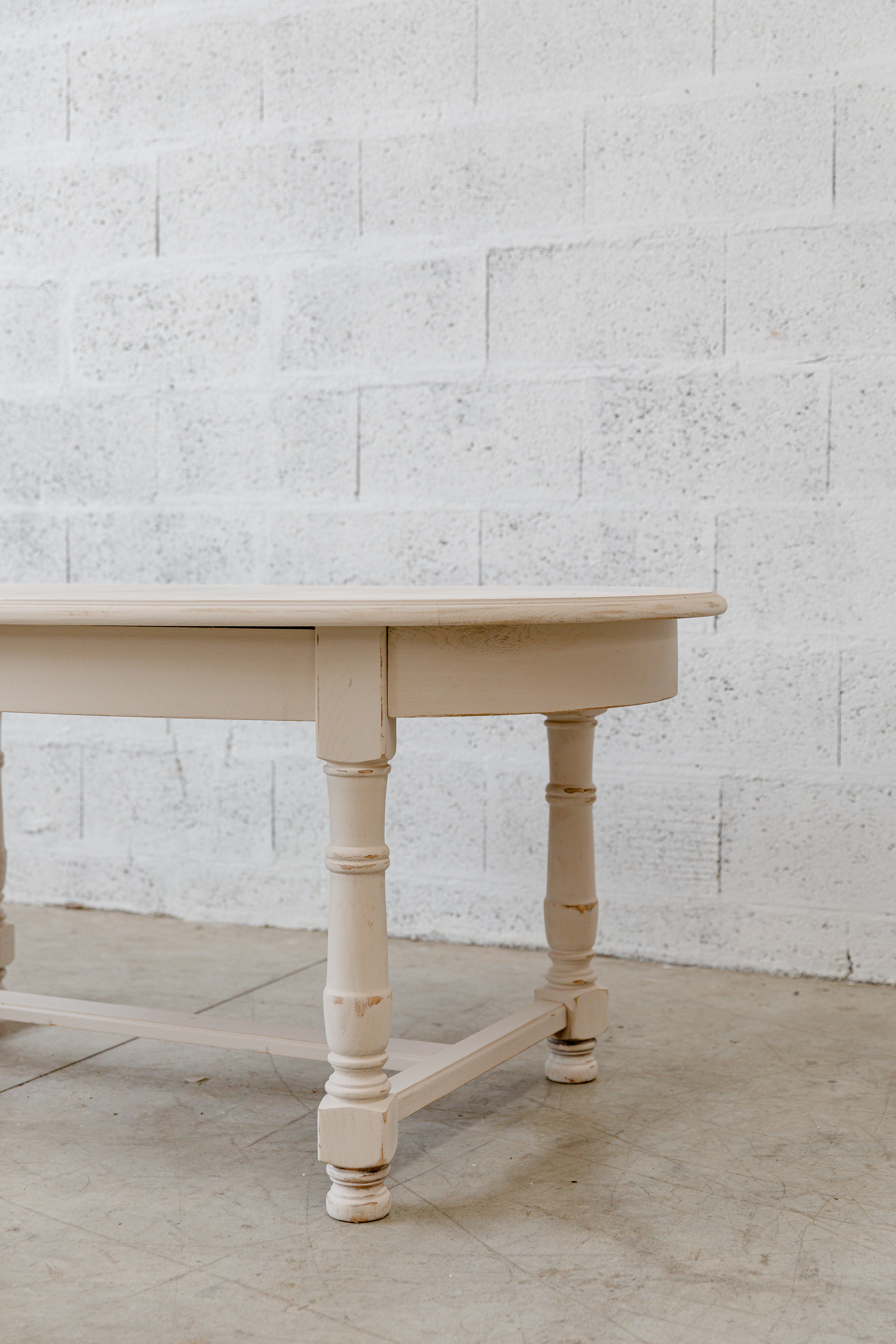 Oval solid wood table "Café Crème" Kumquat