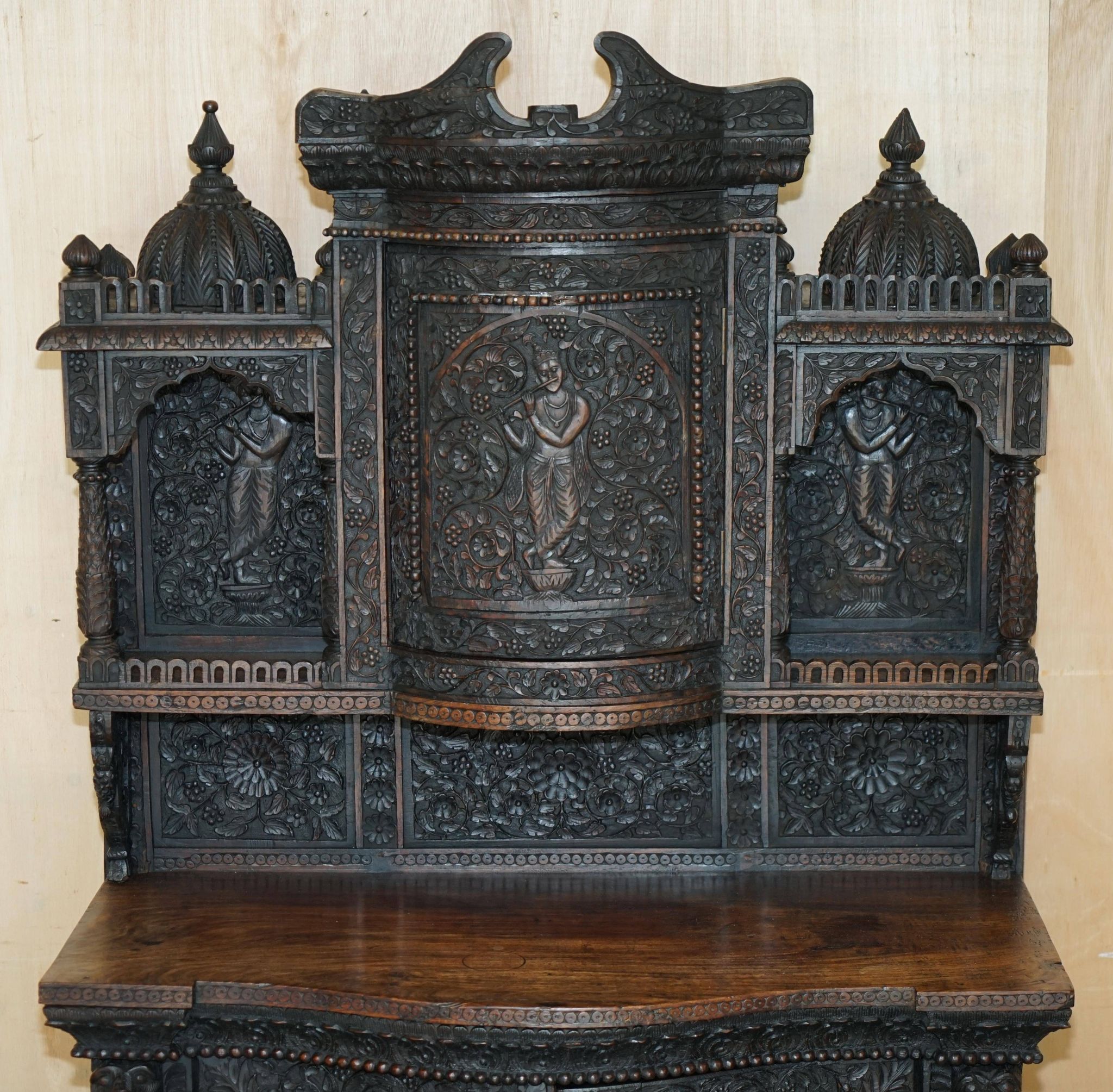 Buffet antique sculpté main style temple birman vers 1860