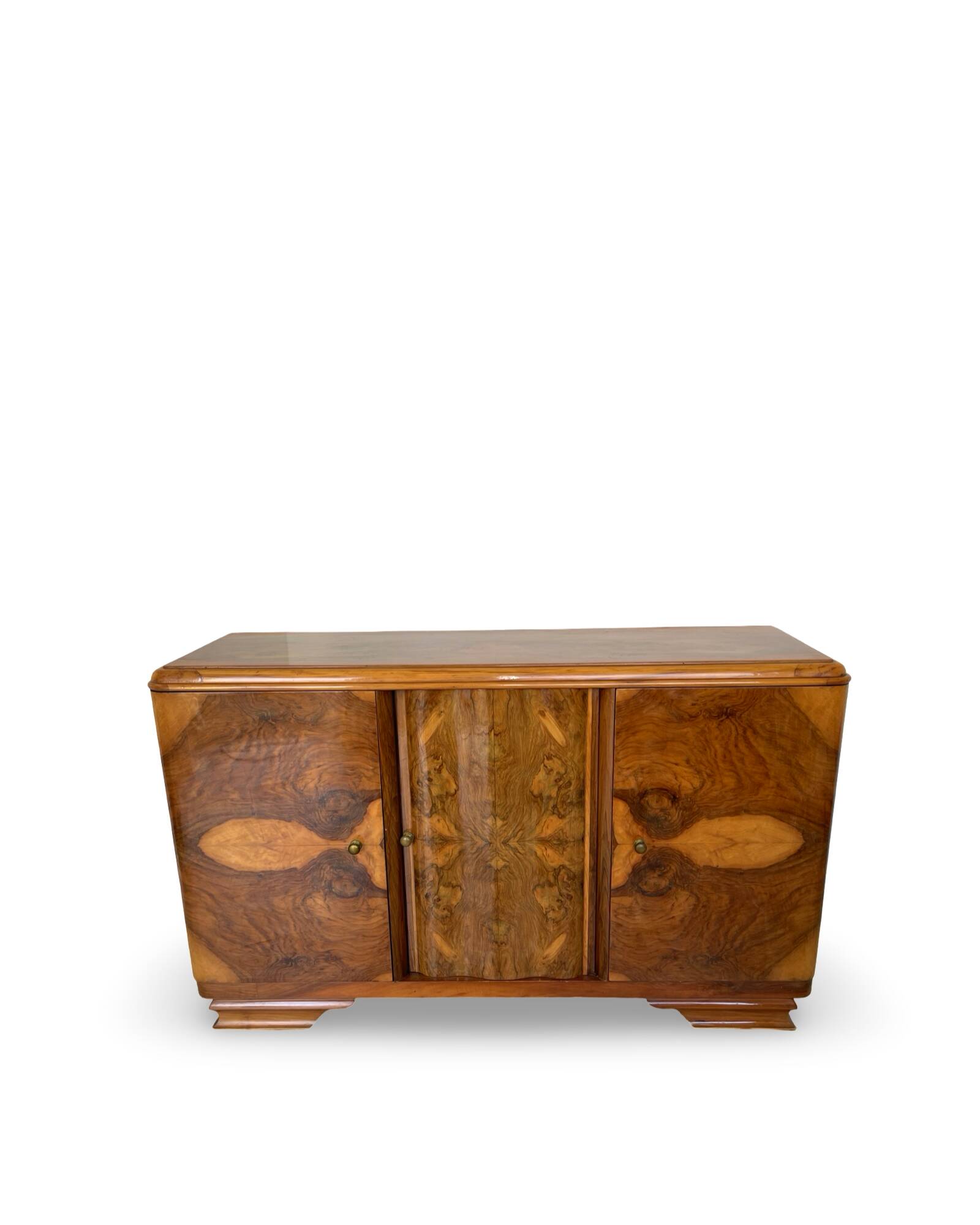 Italian Art deco burl walnut sideboard, of great quality.
