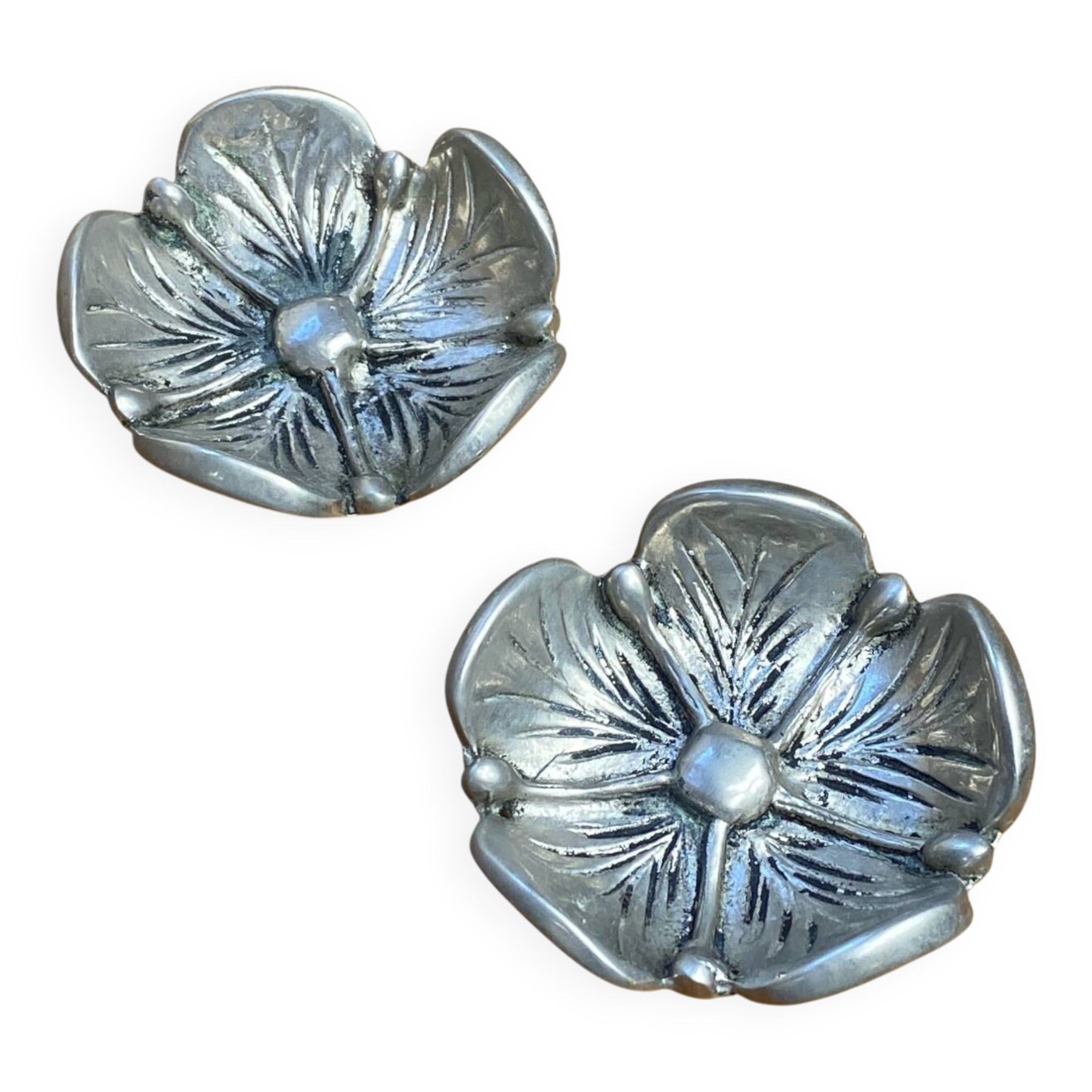 Mini lotus ashtrays in silver-plated metal
