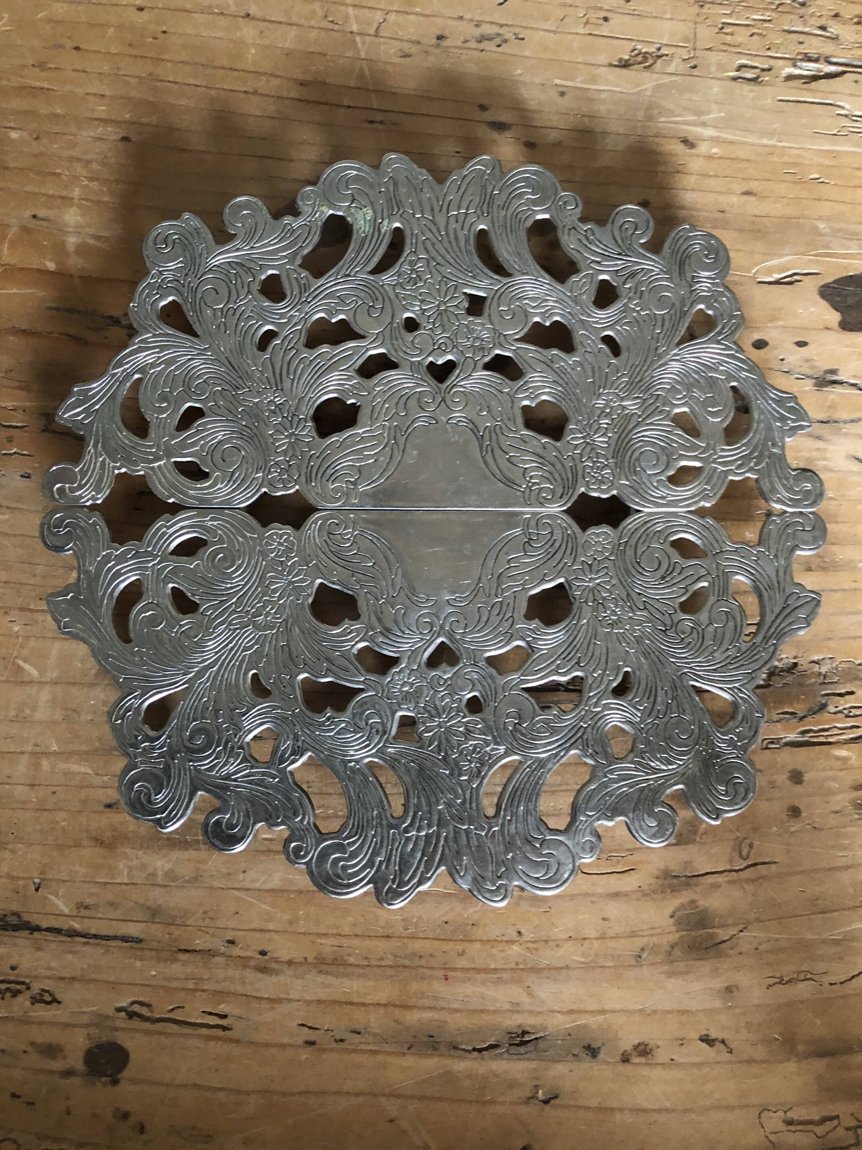 Stretchable metal table mat